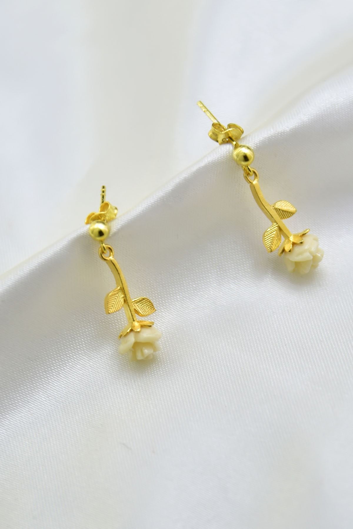 925 Ayar Gümüş Altın Kaplama Beyaz Gül Model Çivili Kadın Küpe