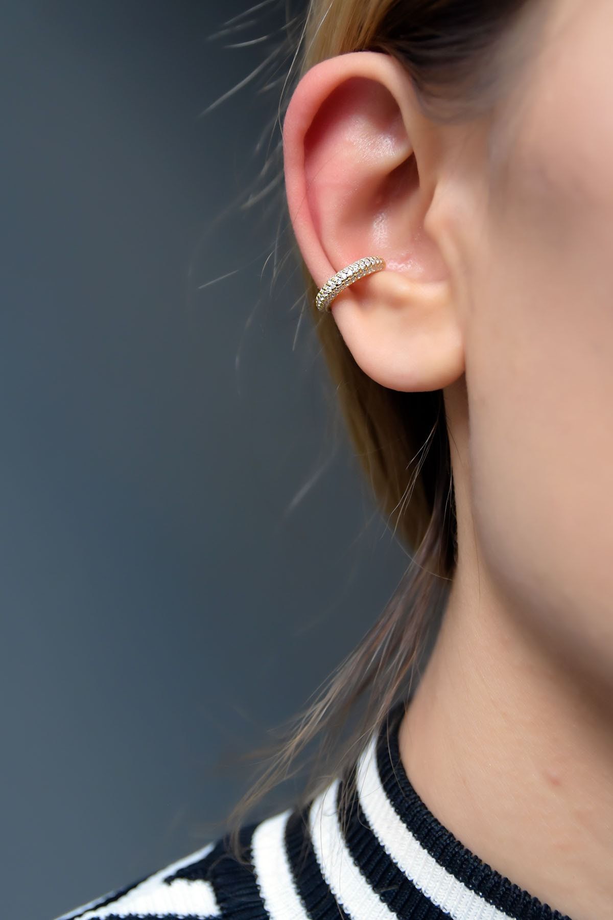 925 Ayar Gümüş Altın Kaplama Beyaz Taşlı Kıkırdak Küpe