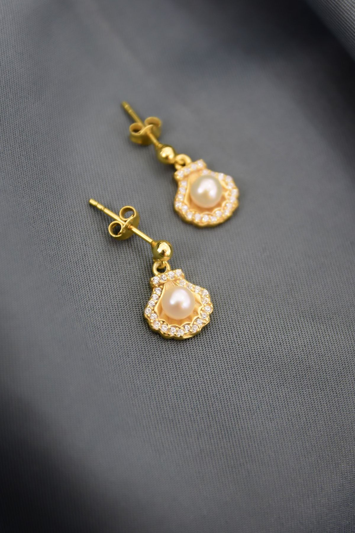 925 Ayar Gümüş Altın Kaplama Deniz Kabuğu Inci Çivili Küpe