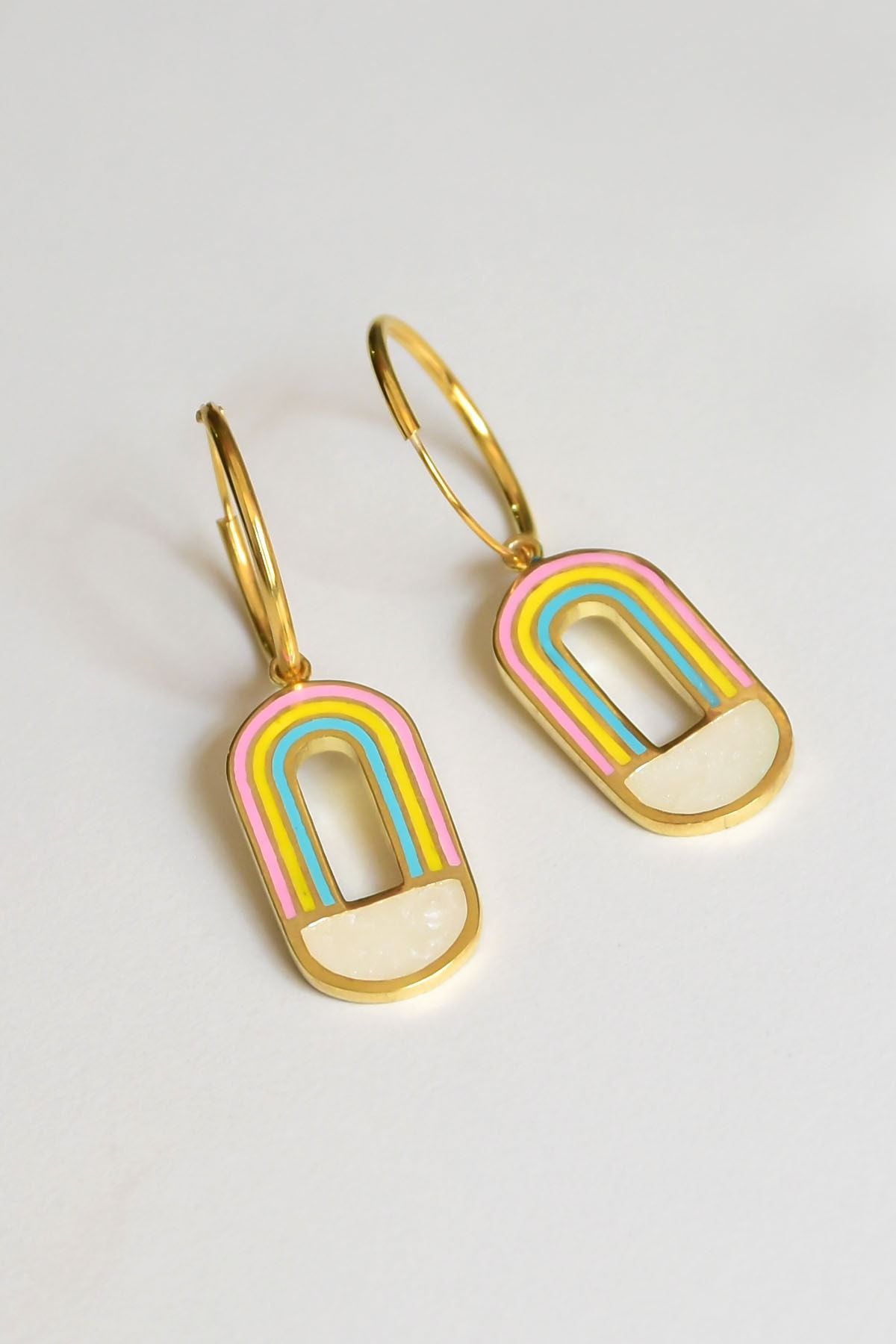 925 Ayar Gümüş Altın Kaplama Gökkuşağı Mineli Beyaz Sedef Kadın Küpe