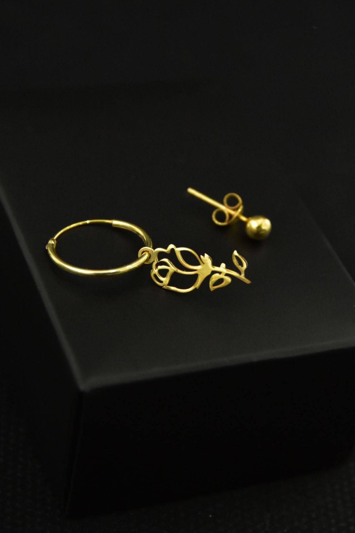 925 Ayar Gümüş Altın Kaplama Gül Figürlü Halka Ve Top Küpe