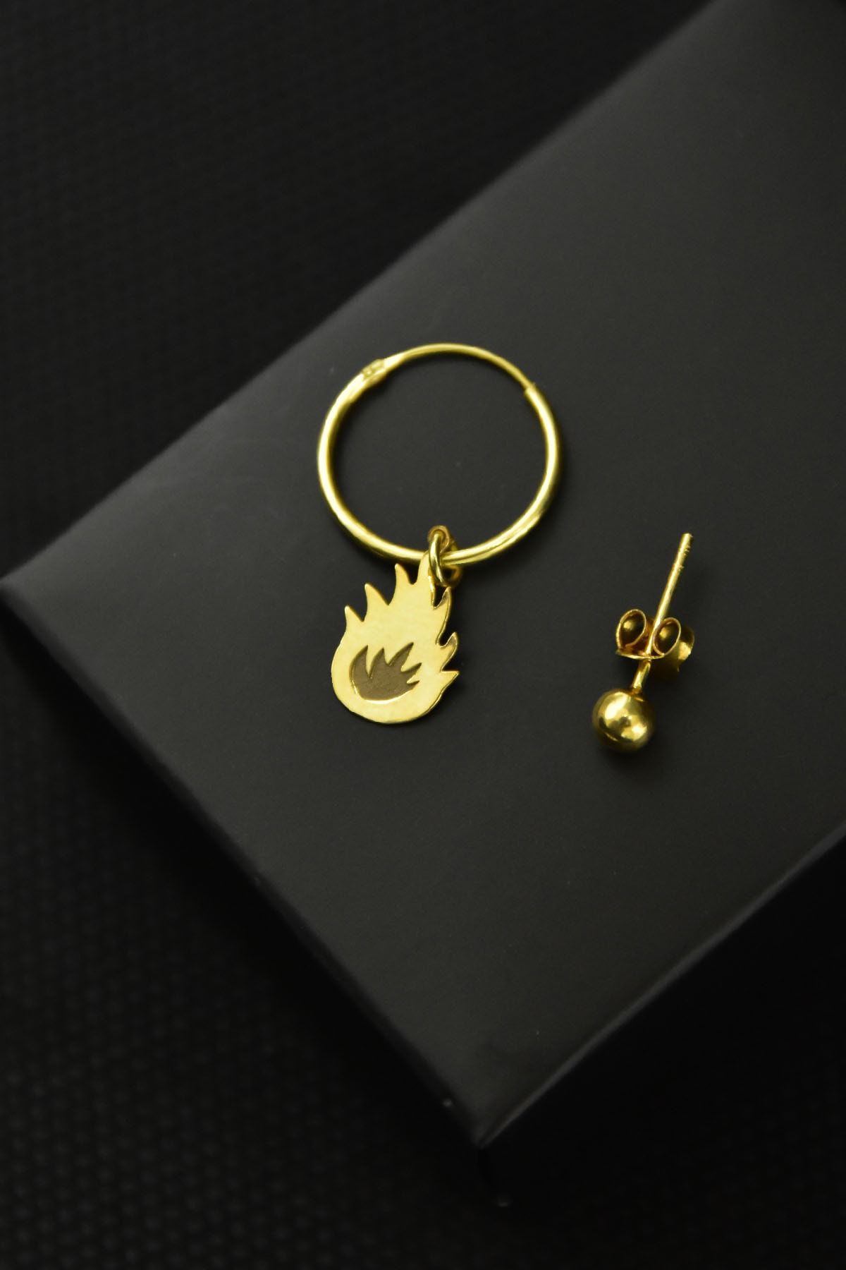 925 Ayar Gümüş Altın Kaplama Kazıma Ateş Figürlü Halka Ve Top Küpe