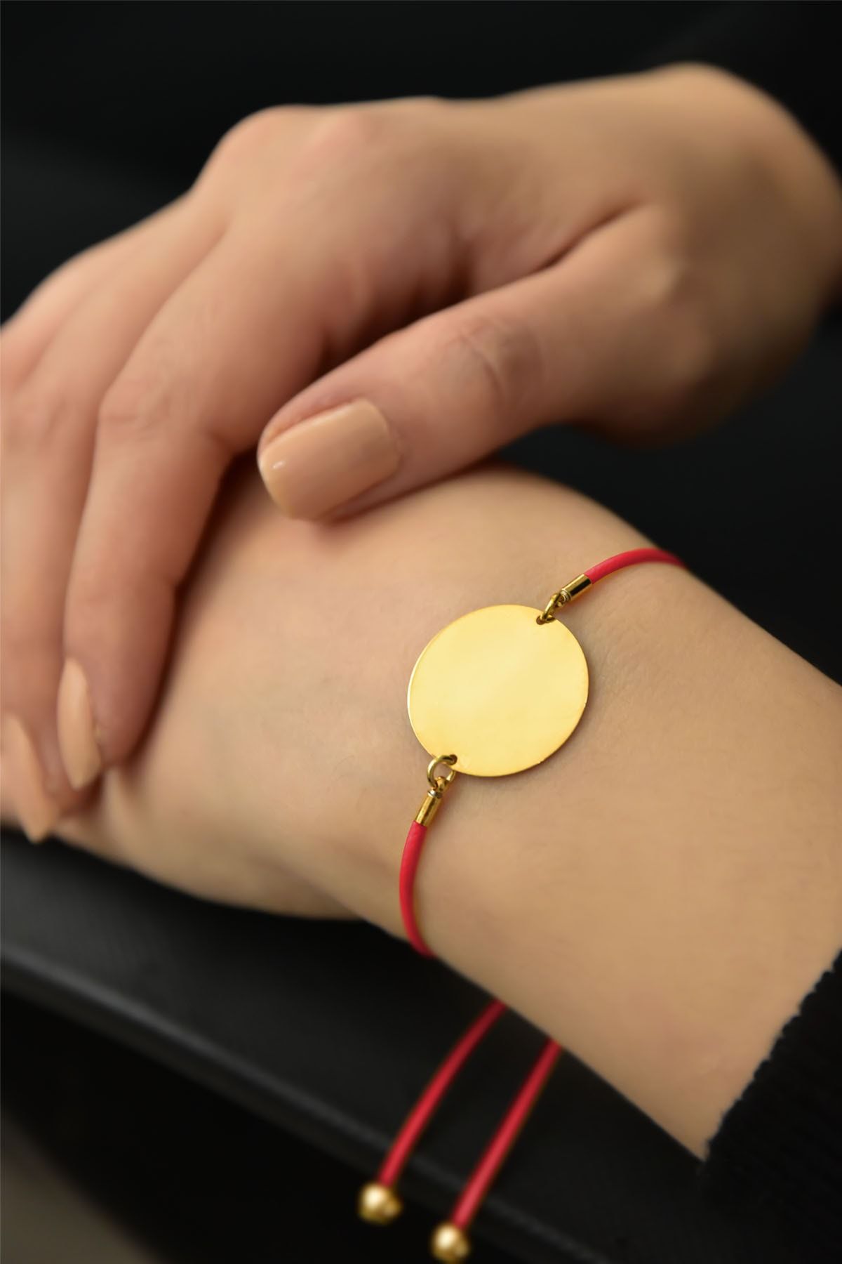925 Ayar Gümüş Altın Kaplama Kırmızı Ipli Asansörlü Plaka Kadın Bileklik