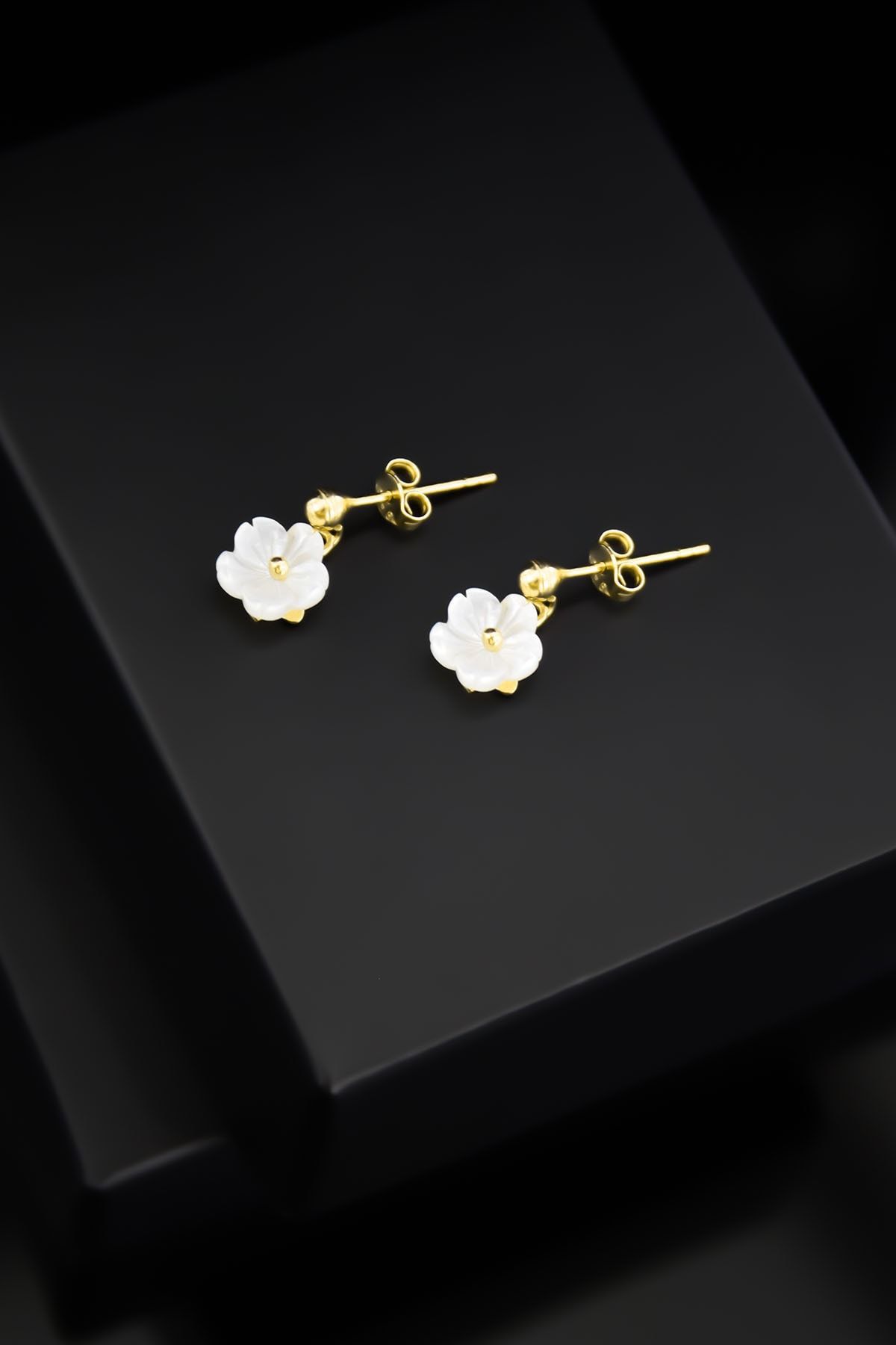 925 Ayar Gümüş Altın Kaplama Manolya Çiçek Çivili Küpe