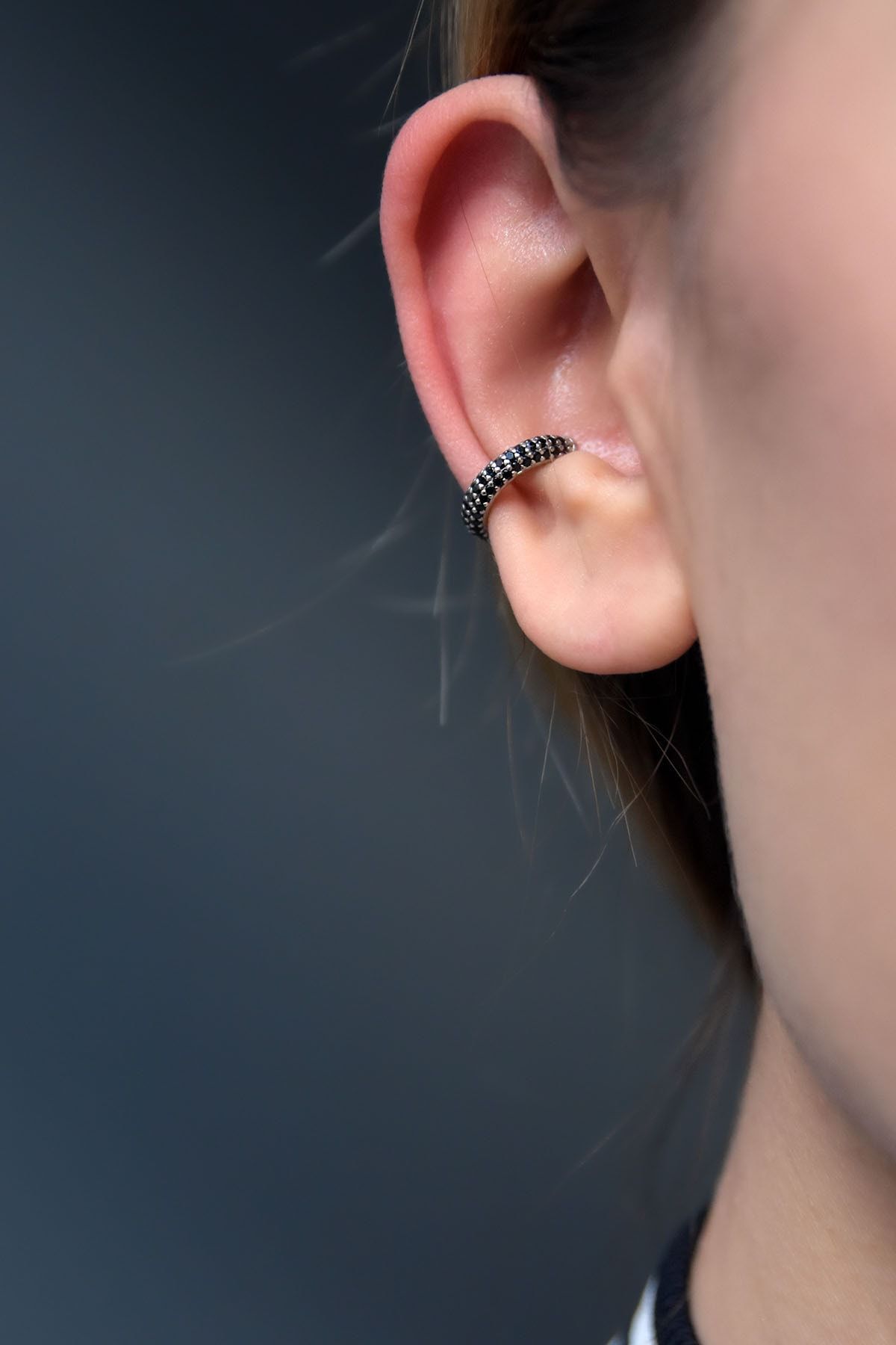 925 Ayar Gümüş Altın Kaplama Siyah Taşlı Kıkırdak Küpe