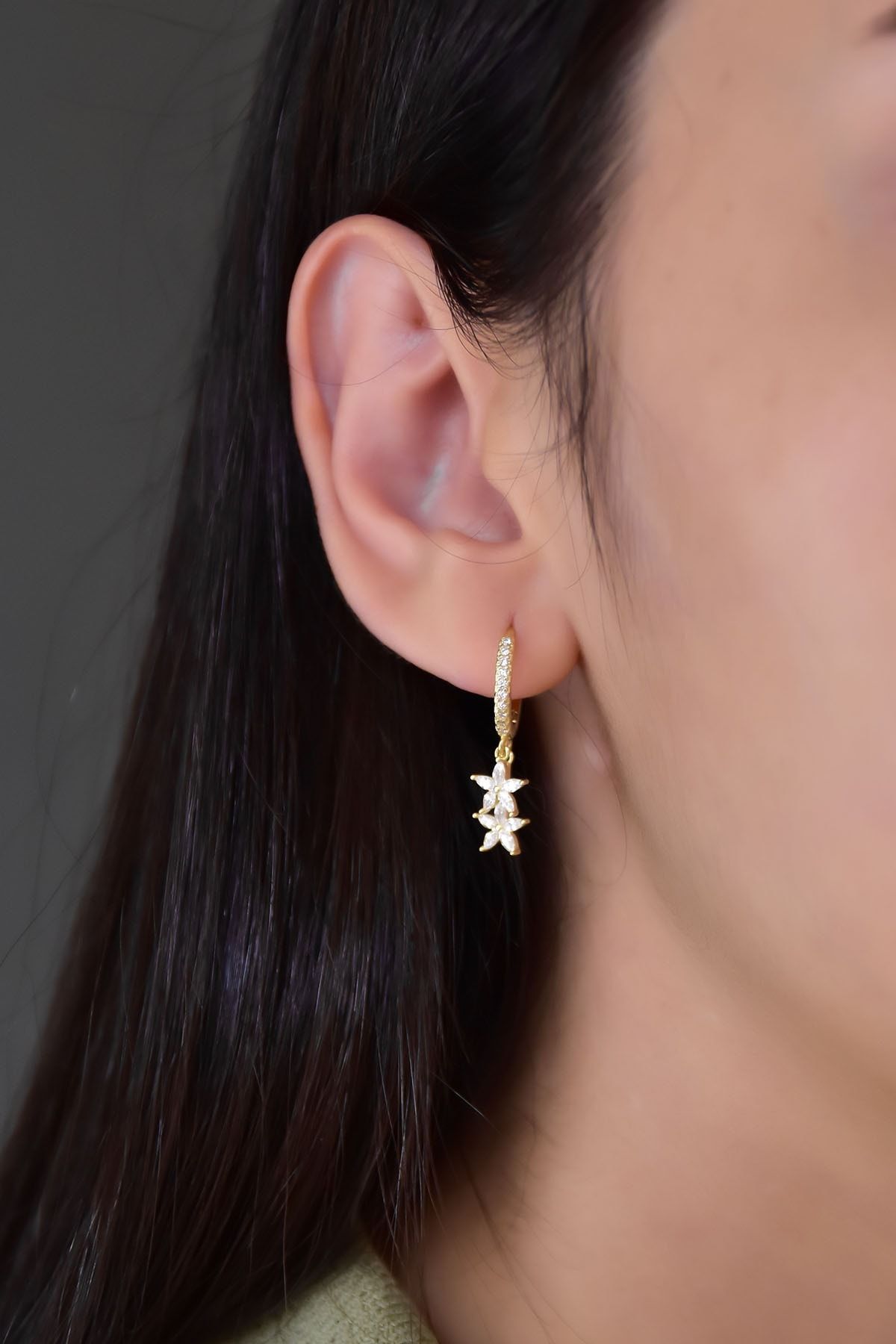 925 Ayar Gümüş Altın Kaplama Taşlı Sallantılı Yıldız Halka Küpe