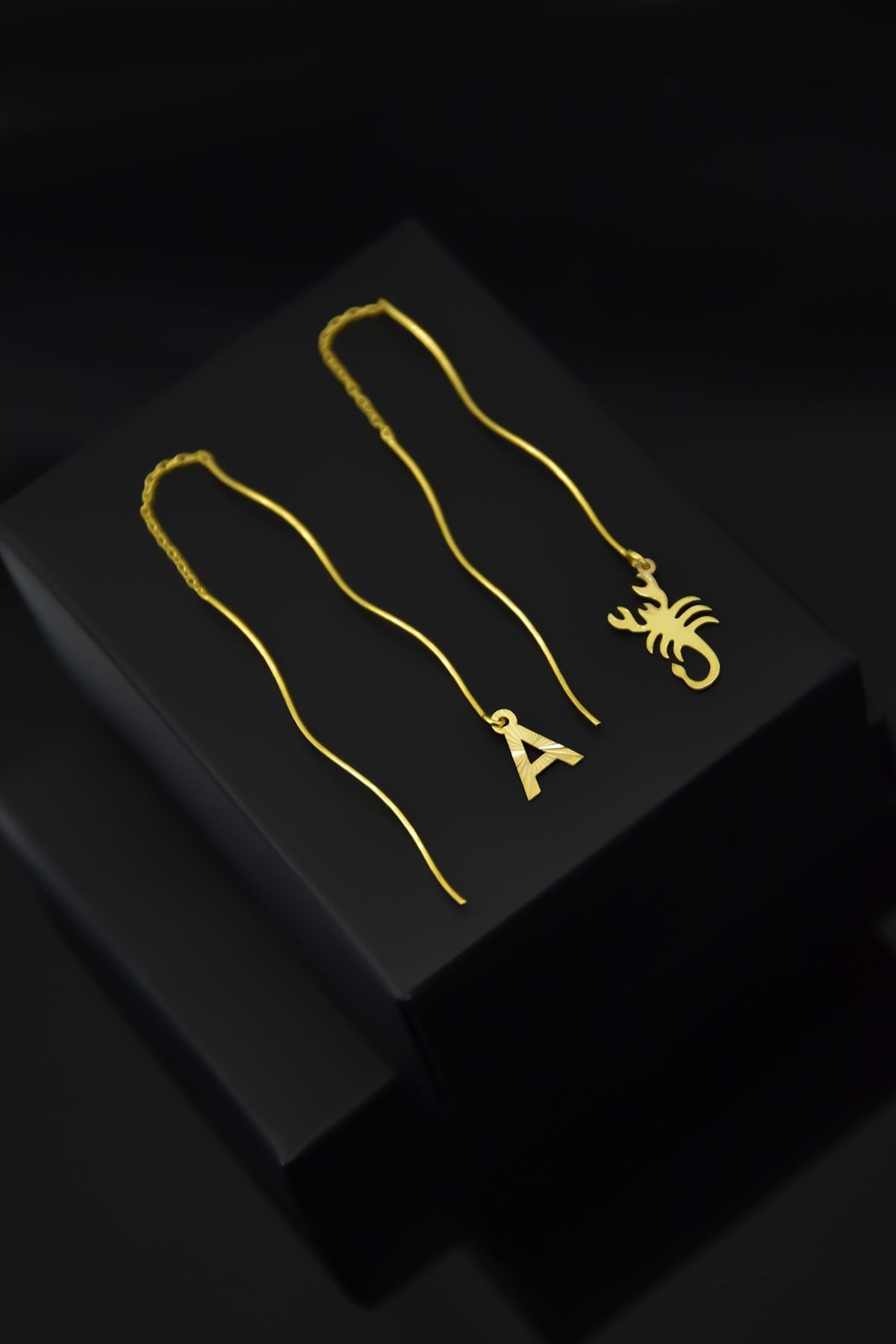 925 Ayar Gümüş Altın Kaplama Zincirli Telli A Harf Ve Akrep Küpe