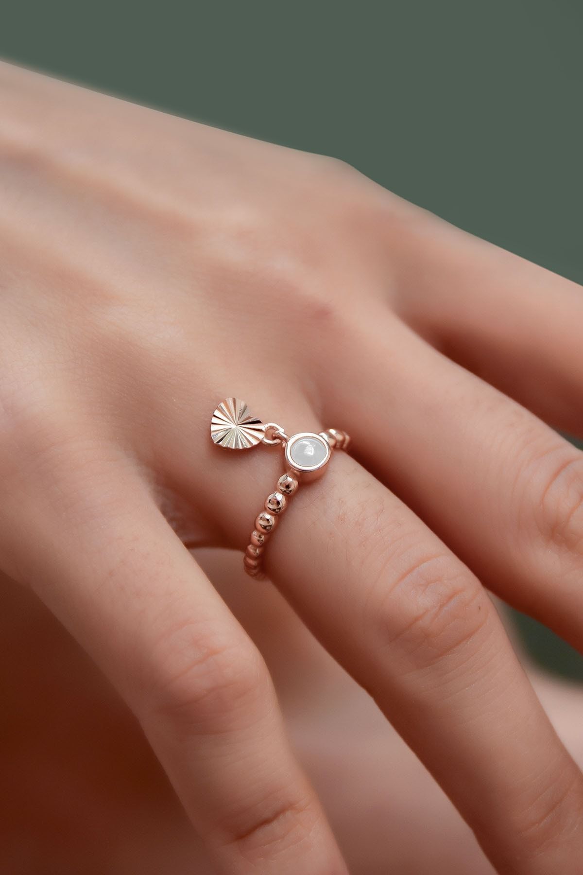 925 Ayar Gümüş Beyaz Ay Taşlı Kalp Motifli Ayarlanabilir Kadın Yüzük