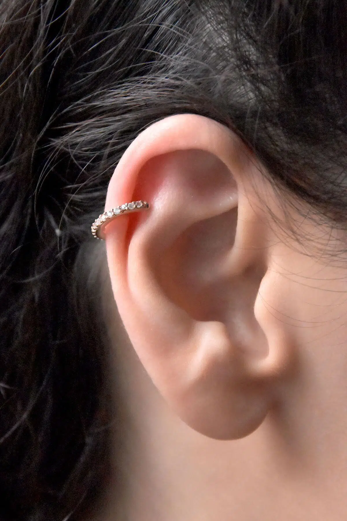 925 Ayar Gümüş Beyaz Taşlı Halka Kıkırdak Küpe