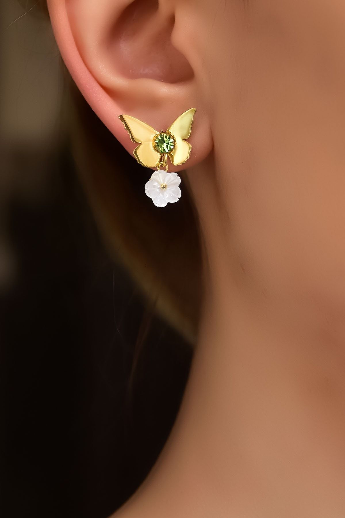 925 Ayar Gümüş Gold Kaplama Ağustos Ayı Doğum Taşlı Kelebek , Sedef Manolya Çiçeği Küpe