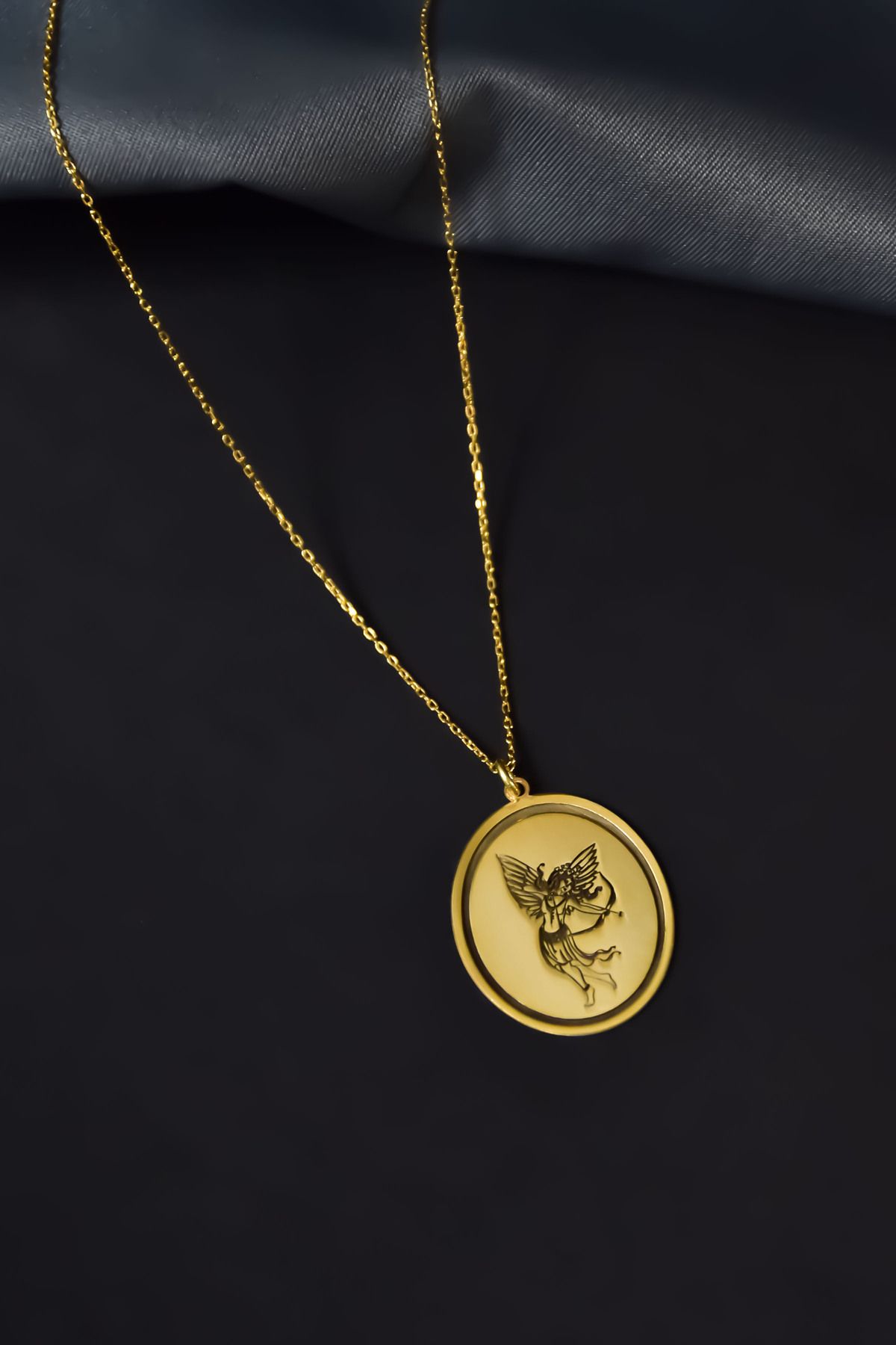 925 Ayar Gümüş Gold Kaplama Aşk Okunu Atan Eros Çizimli Plaka Kolye