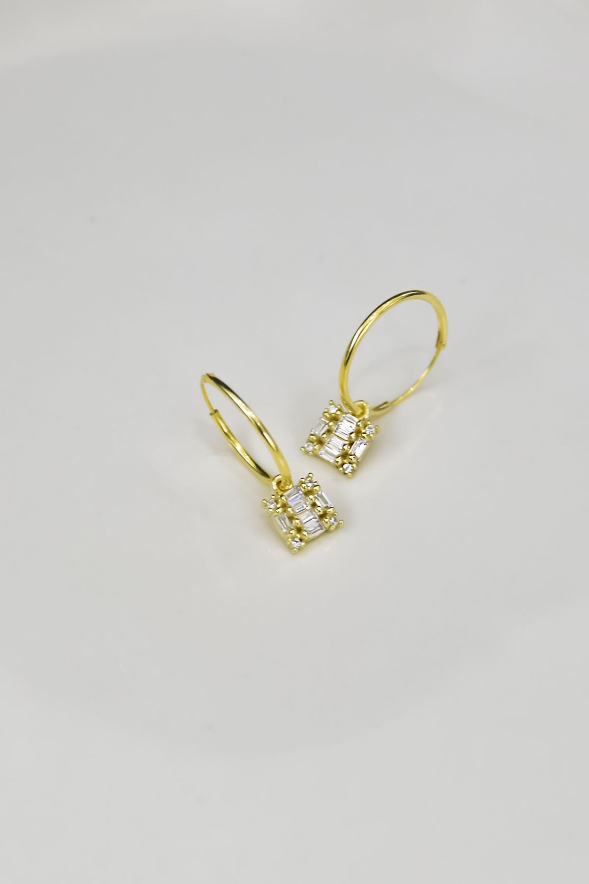 925 Ayar Gümüş Gold Kaplama Baget Taşlı Kare Halka Küpe