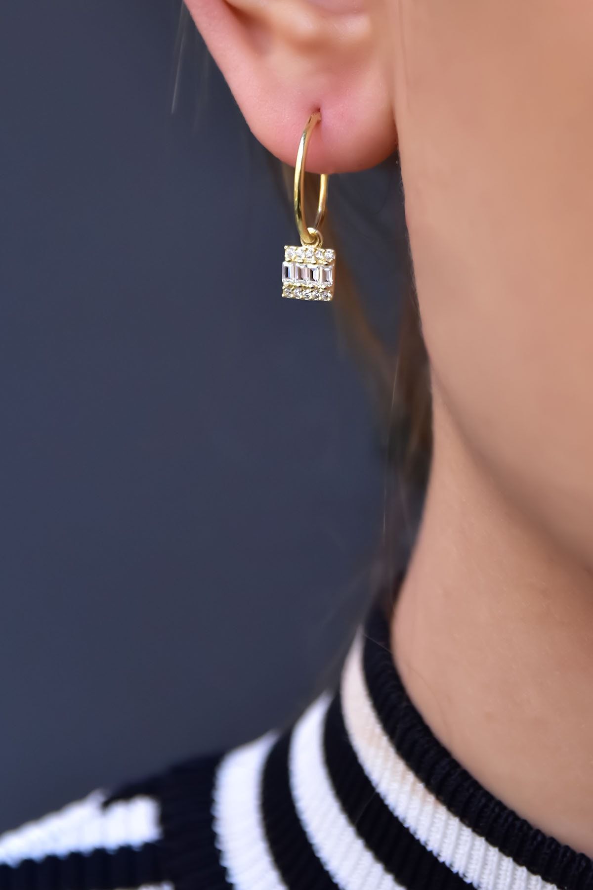 925 Ayar Gümüş Gold Kaplama Baget Taşlı Square Halka Küpe