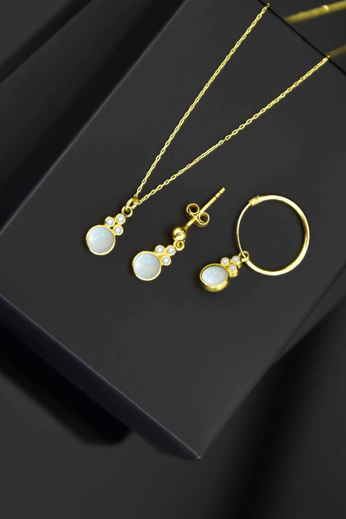 925 Ayar Gümüş Gold Kaplama Beyaz Opal Yuvarlak Kolye Çivili Ve Halka Küpe Set