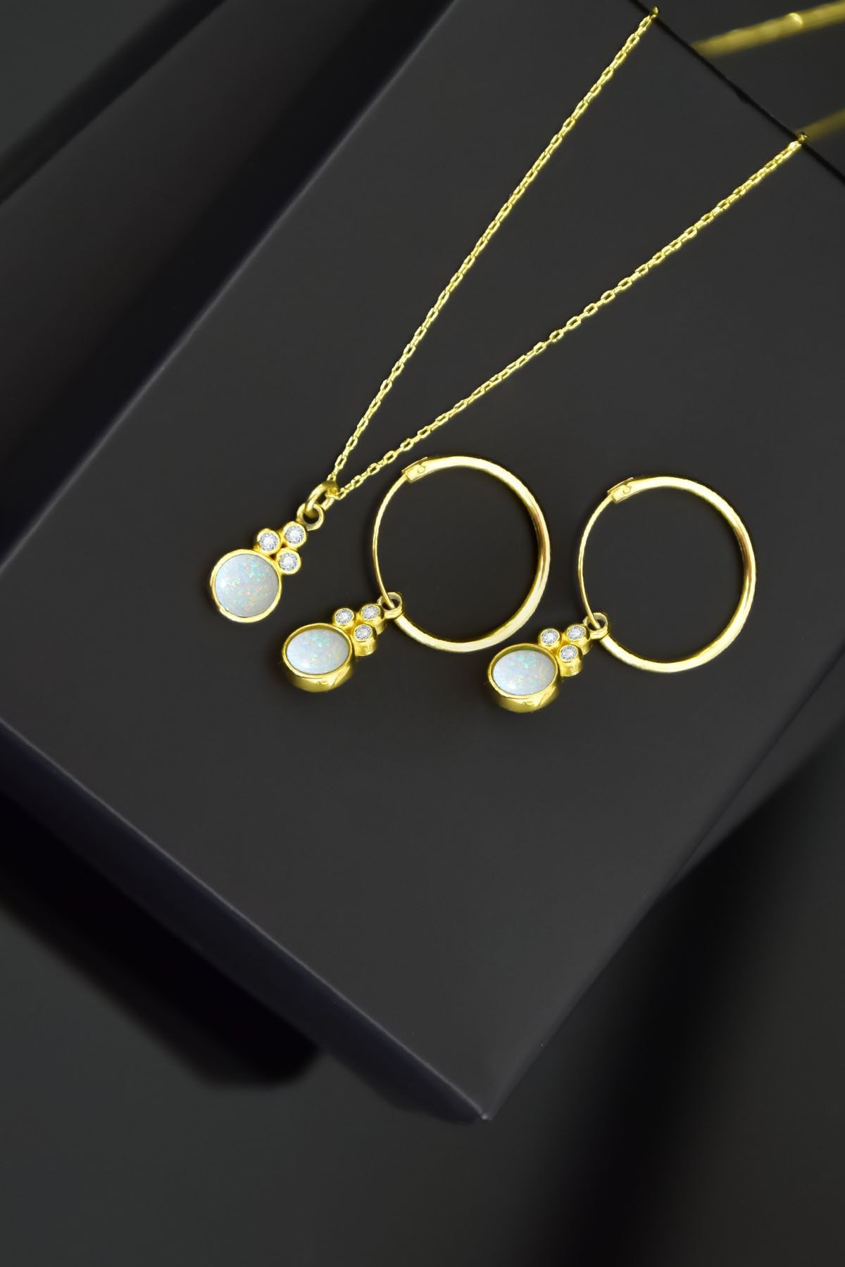 925 Ayar Gümüş Gold Kaplama Beyaz Opal Yuvarlak Kolye Ve Çift Halka Küpe