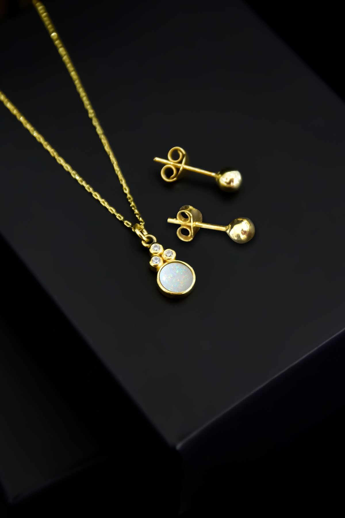 925 Ayar Gümüş Gold Kaplama Beyaz Opal Yuvarlak Kolye Ve Çivili Top Küpe Set