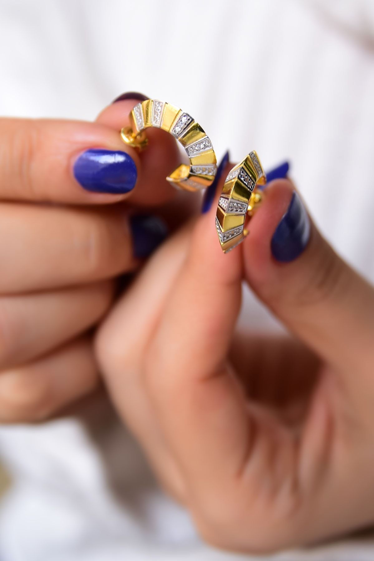 925 Ayar Gümüş Gold Kaplama Çivili Tasarım Nemes Desenli Zirkon Taşlı Halka Küpe