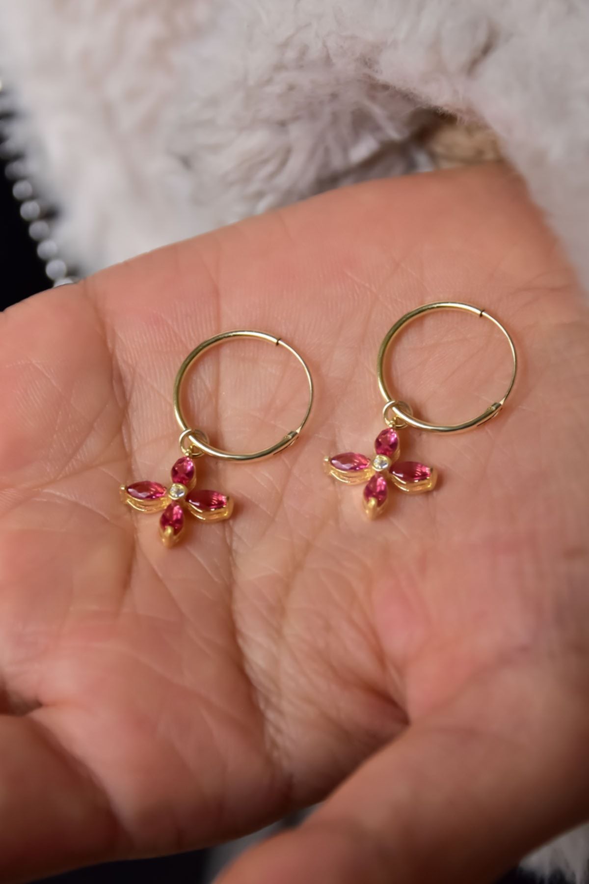 925 Ayar Gümüş Gold Kaplama Fuşya Zirkon Taşlı Plumeria Halka Küpe