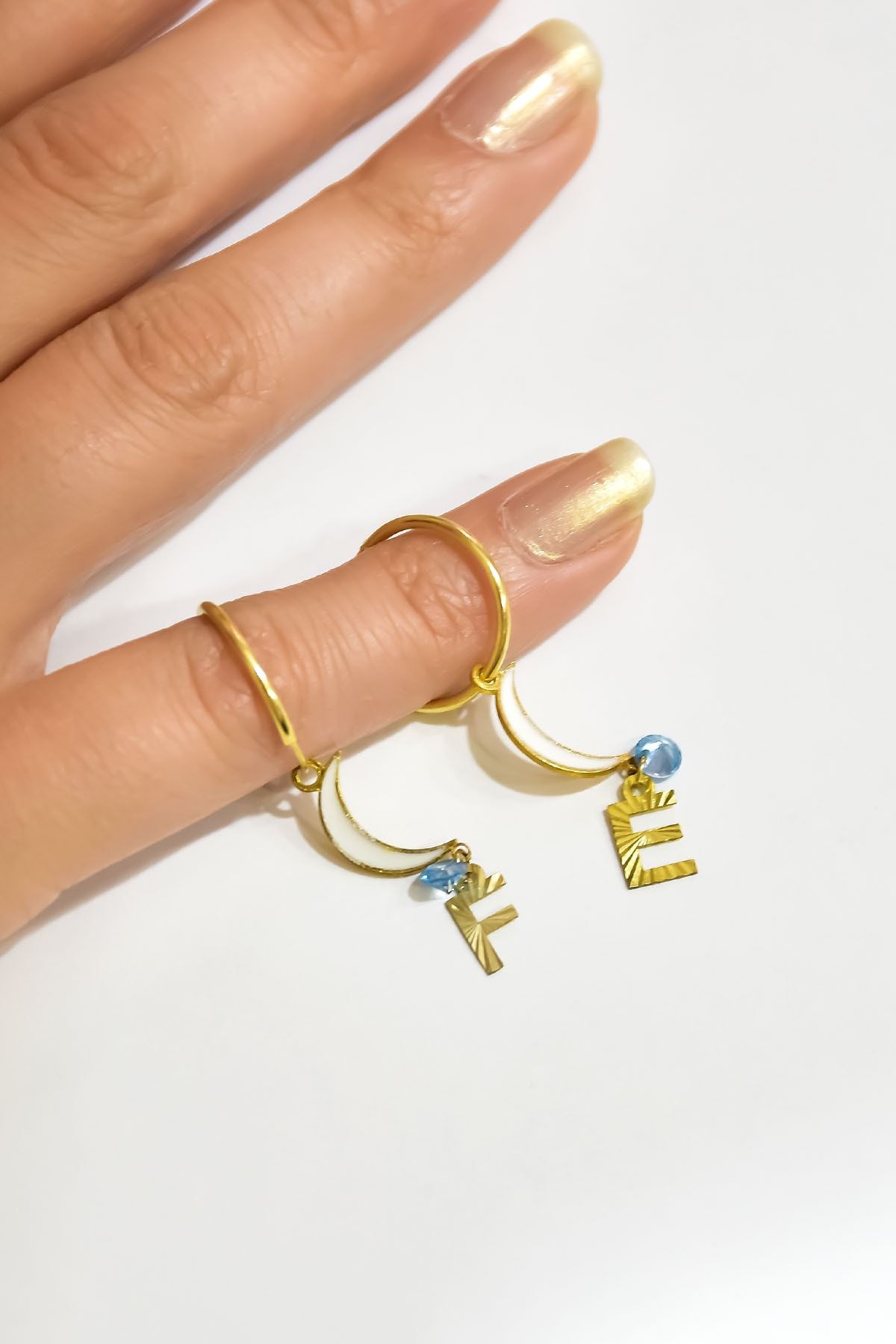 925 Ayar Gümüş Gold Kaplama Gök Mavisi Zirkon Taş Ve Harf Sallantılı Beyaz Mineli Hilal Halka Küpe