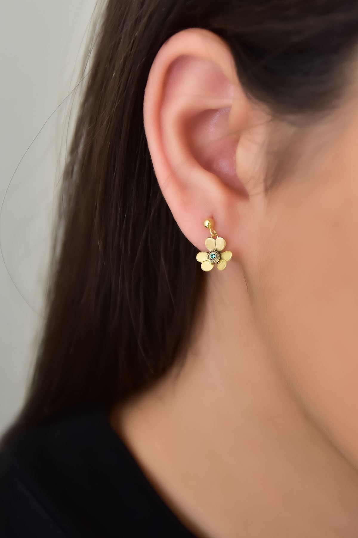 925 Ayar Gümüş Gold Kaplama Kalemli Zirkon Mavi Taşlı Frezya Çiçeği Küpe