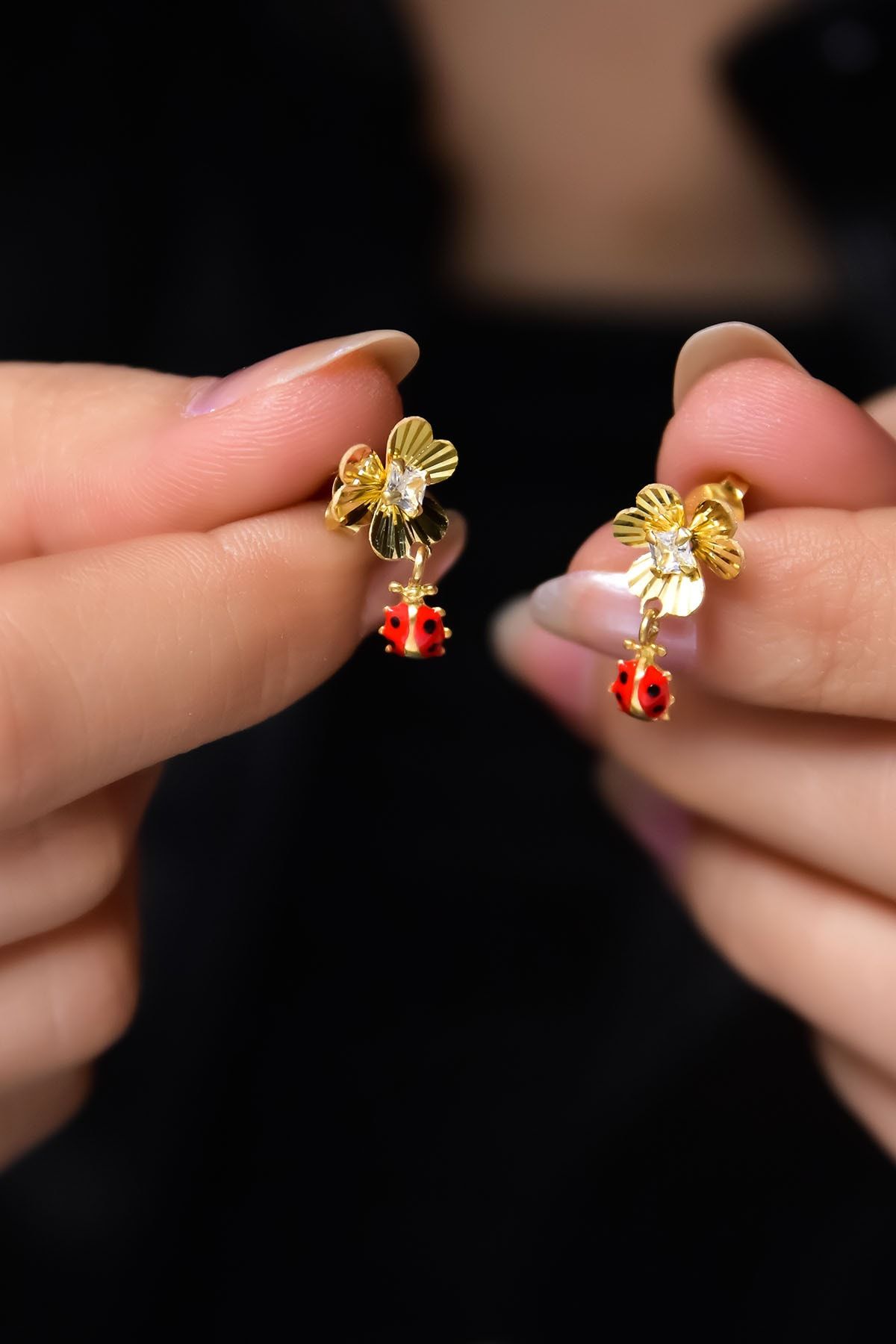 925 Ayar Gümüş Gold Kaplama Kristal Kesim Uğur Böcekli Frezya Çiçeği Küpe