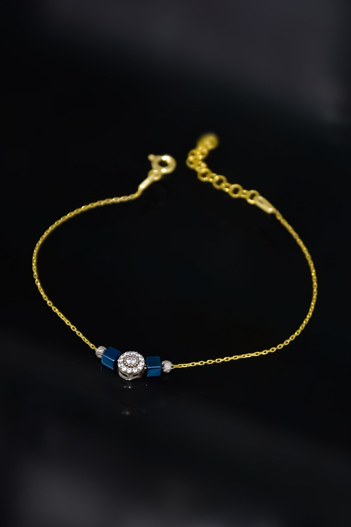 925 Ayar Gümüş Gold Kaplama Lacivert Küp Boncuklu, Yuvarlak Tek Taş Dorika Toplu Bileklik