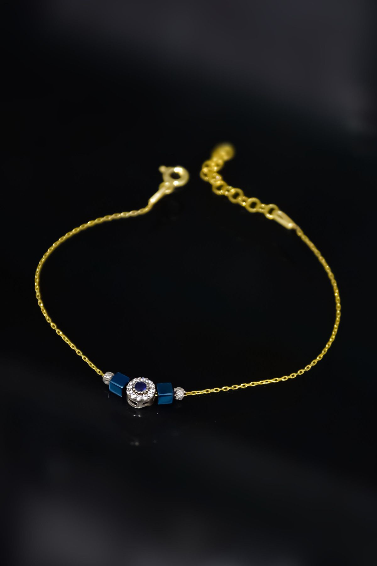 925 Ayar Gümüş Gold Kaplama Lacivert Küp Boncuklu, Yuvarlak Tek Taş Dorika Toplu Bileklik