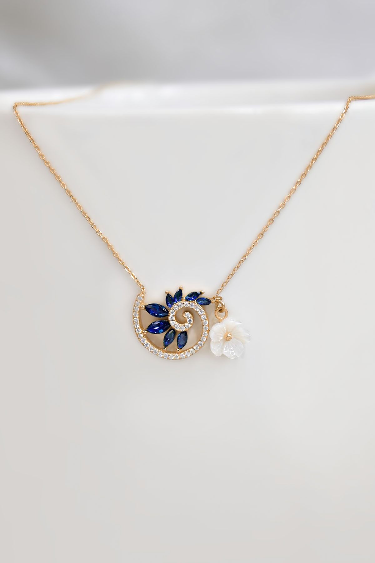 925 Ayar Gümüş Gold Kaplama Lacivert Taşlı Tasarım Sedef Manolya Çiçeği Kolye