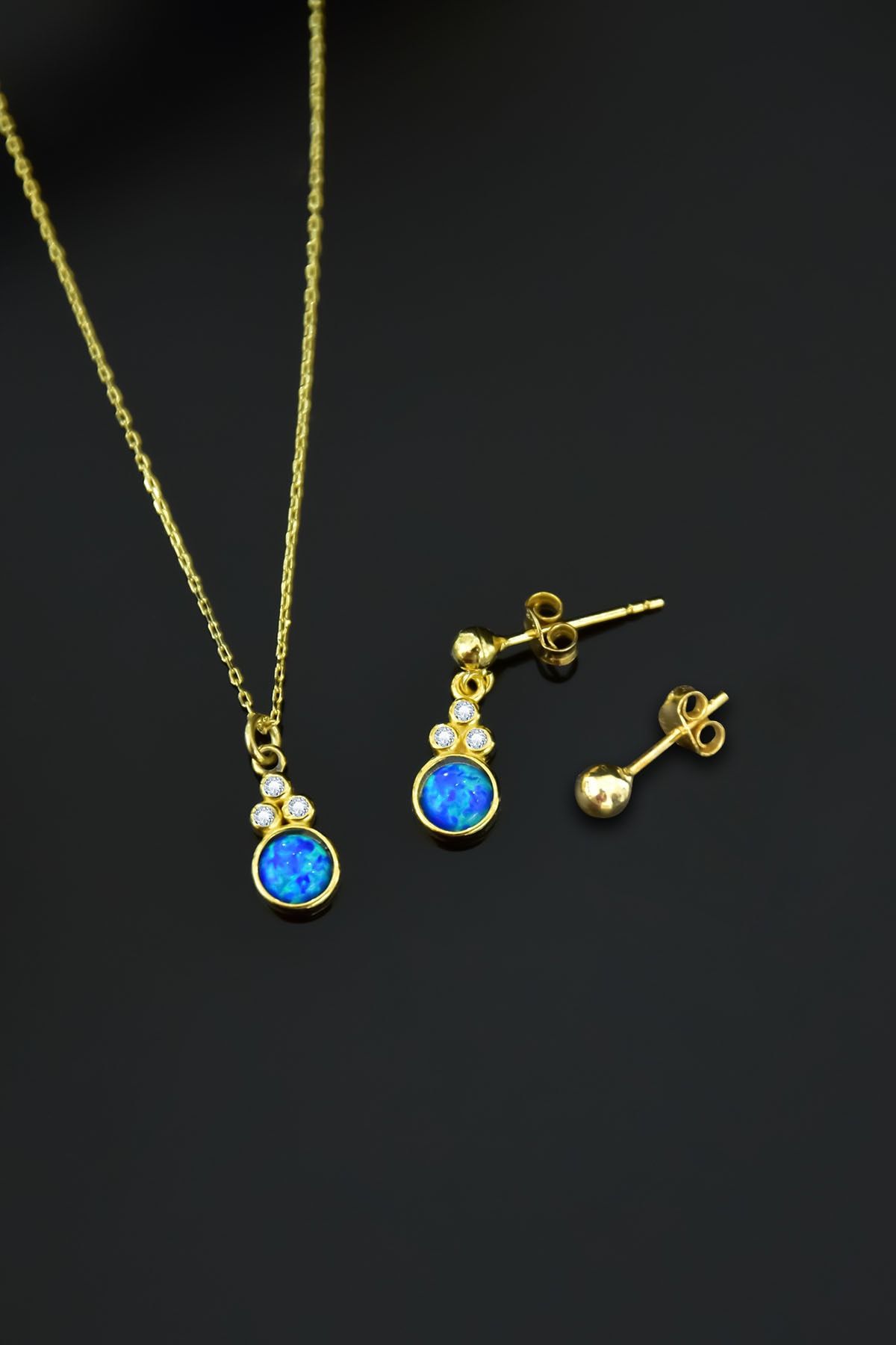 925 Ayar Gümüş Gold Kaplama Mavi Opal Yuvarlak Kolye Çivili Ve Top Küpe Set