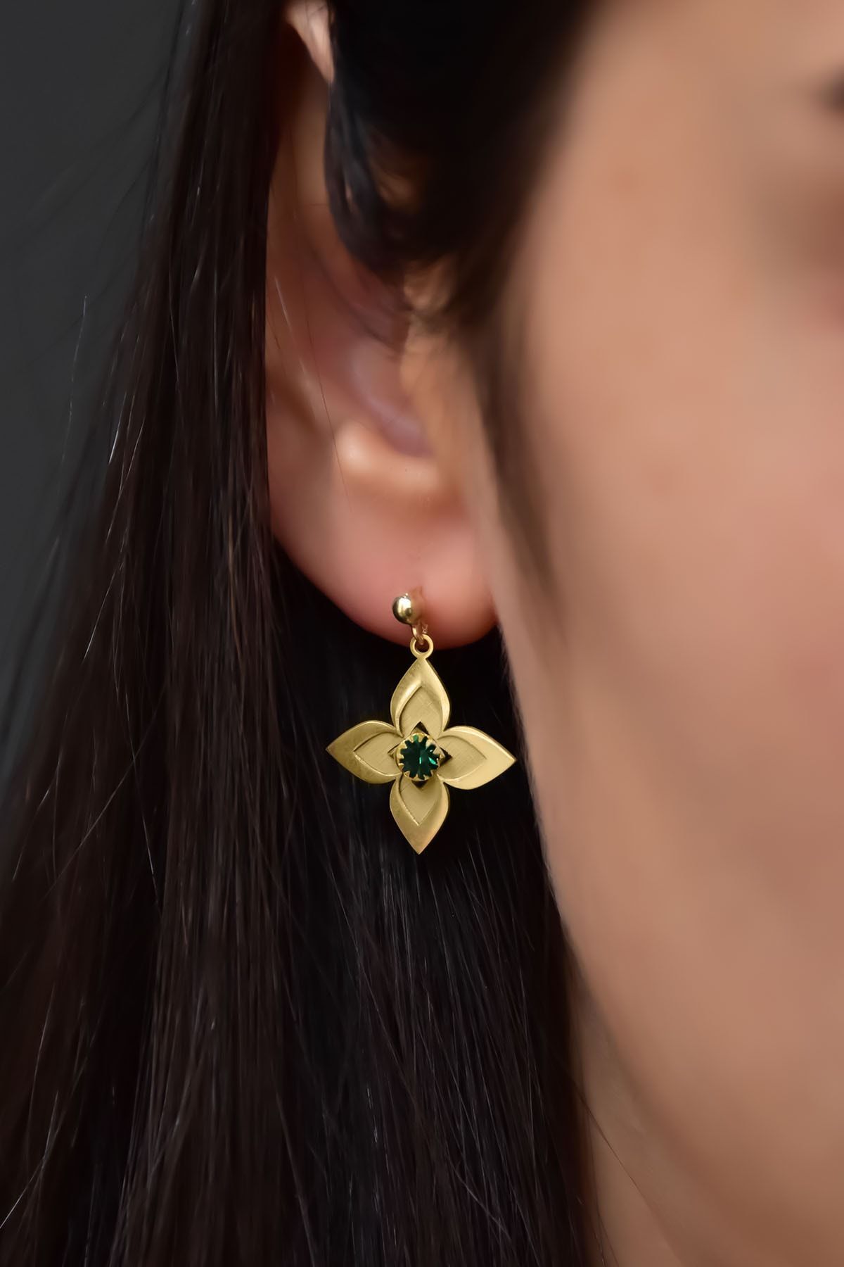 925 Ayar Gümüş Gold Kaplama Mayıs Doğum Taşı Lilyum Çiçeği Çivili Top Sallantılı Küpe