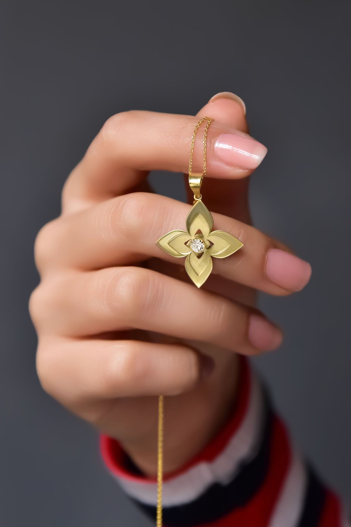 925 Ayar Gümüş Gold Kaplama Nisan Ayı Doğum Taşı Lilyum Çiçeği Kolye