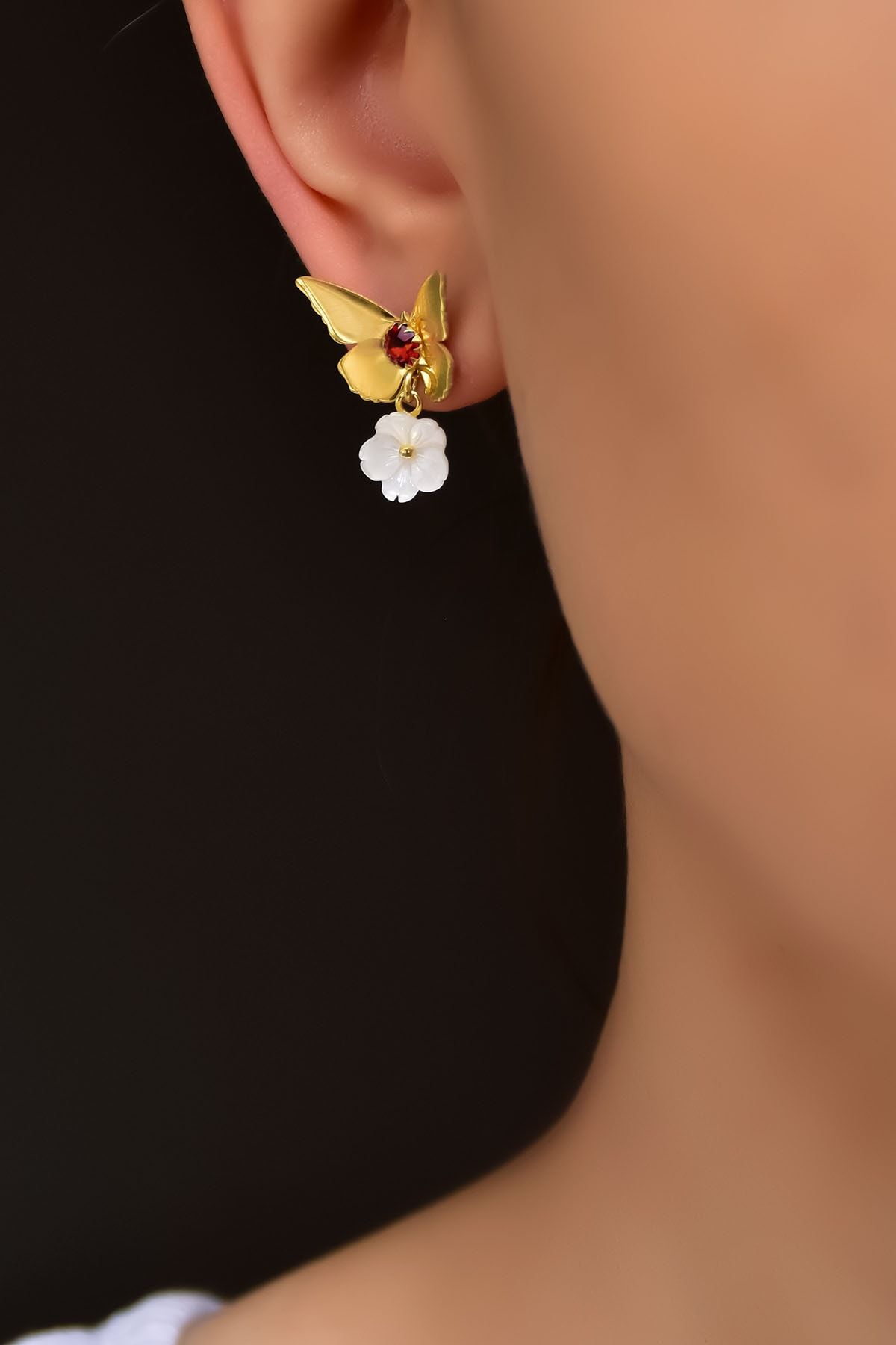 925 Ayar Gümüş Gold Kaplama Ocak Ayı Doğum Taşlı Kelebek , Sedef Manolya Çiçeği Küpe