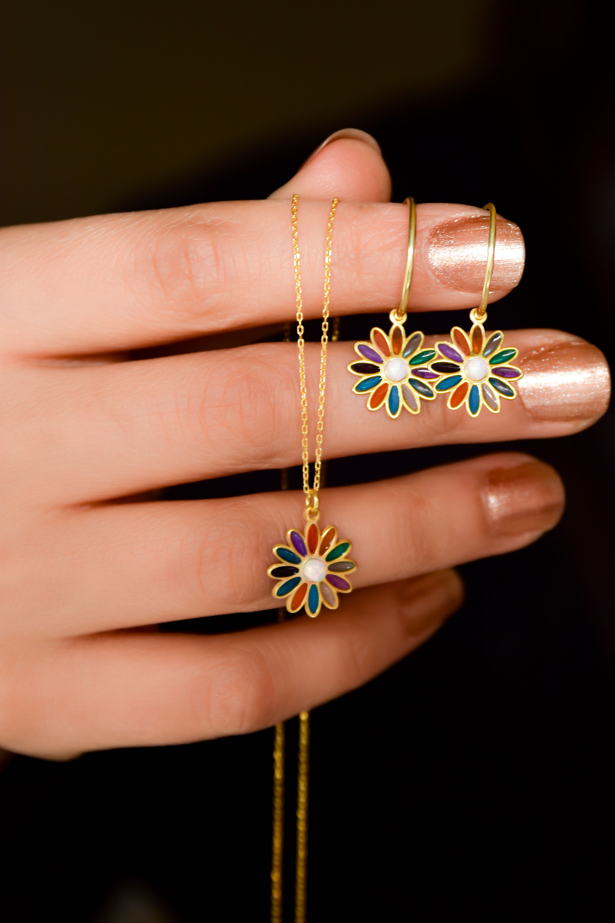 925 Ayar Gümüş Gold Kaplama Özel Tasarım Opal Taşlı Renklii Papatya Kolye ve Küpe Set