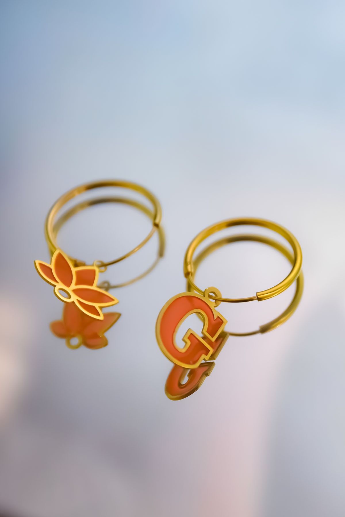 925 Ayar Gümüş Gold Kaplama Parlayan Rüya Serisi Tasarım Ebruli Cam Boyalı Lotus Ve Harf Halka Küpe