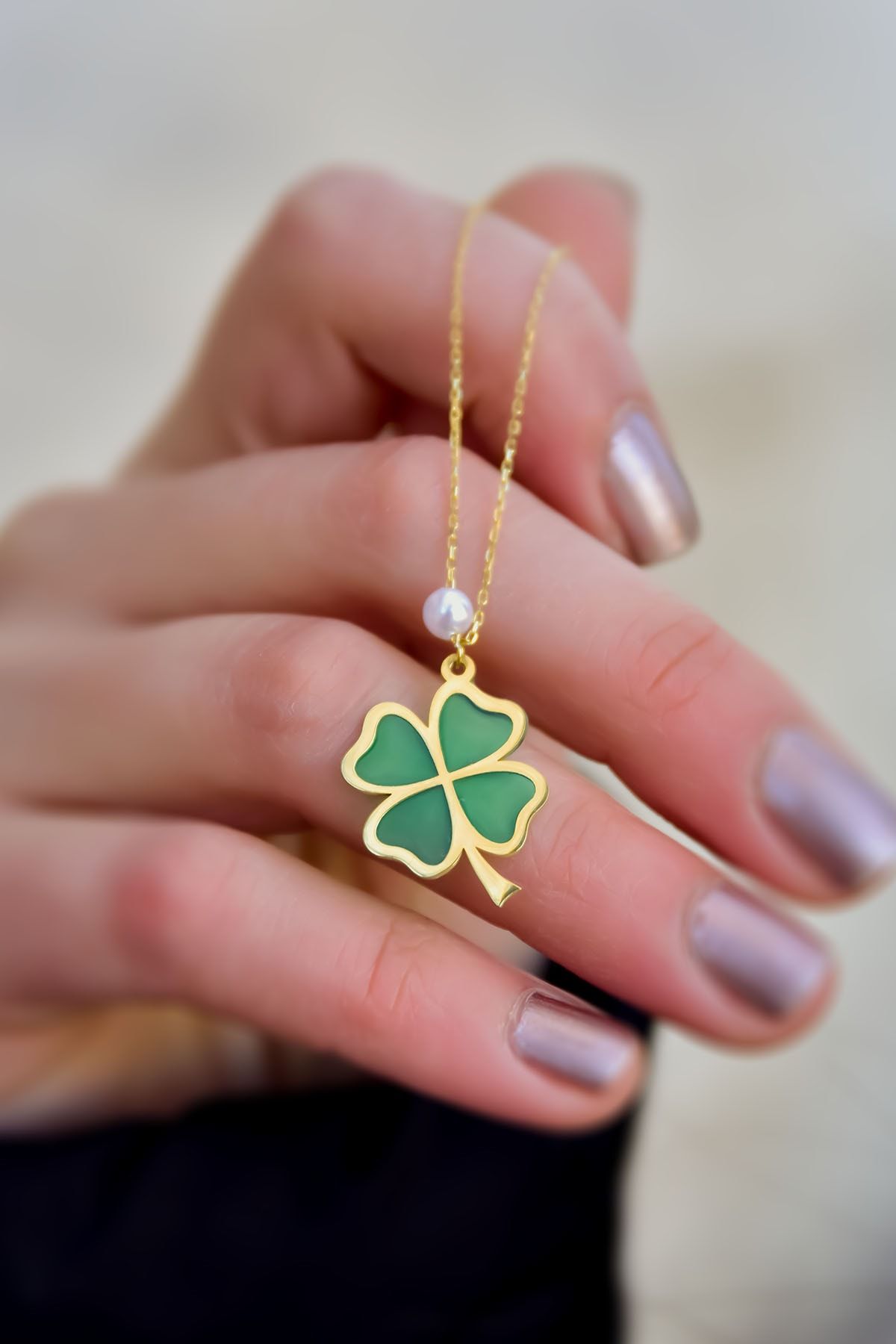 925 Ayar Gümüş Gold Kaplama Parlayan Rüya Serisi Tasarım Incili Ebruli Cam Boyalı Yonca Kolye