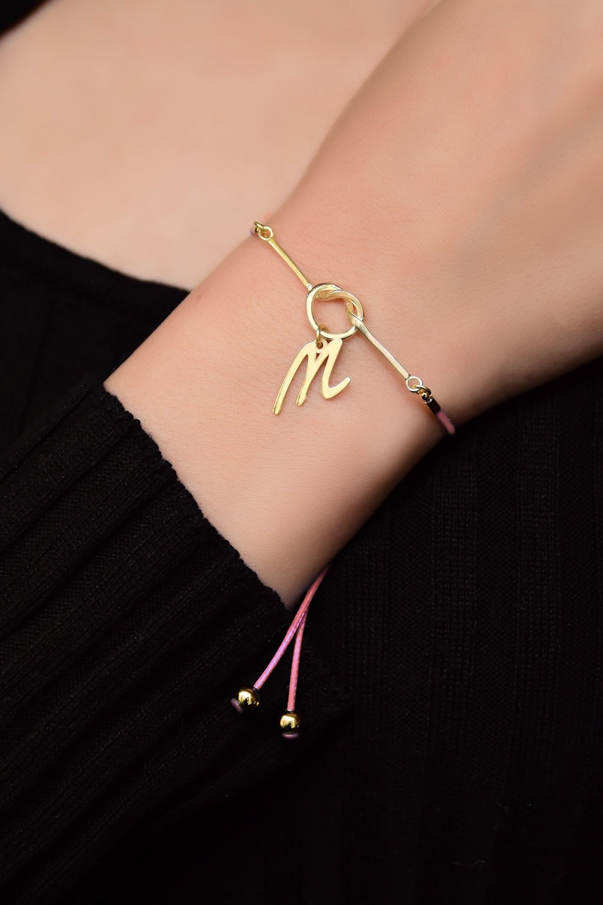 925 Ayar Gümüş Gold Kaplama Pembe Ipli Kesim M Harfli Düğüm Kadın Bileklik