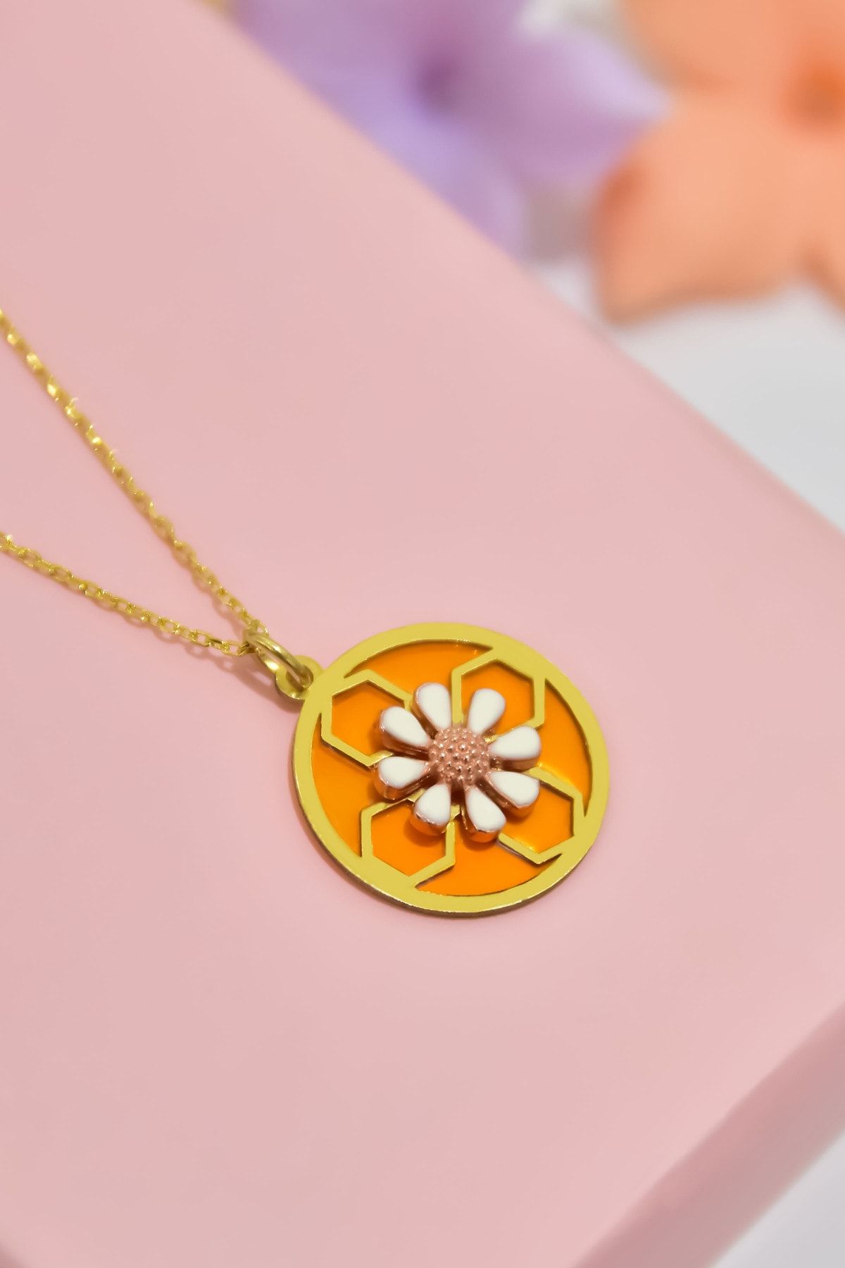 925 Ayar Gümüş Gold Kaplama Rüya Serisi Cam Boyalı Aralıklı Mineli Papatya Kolye