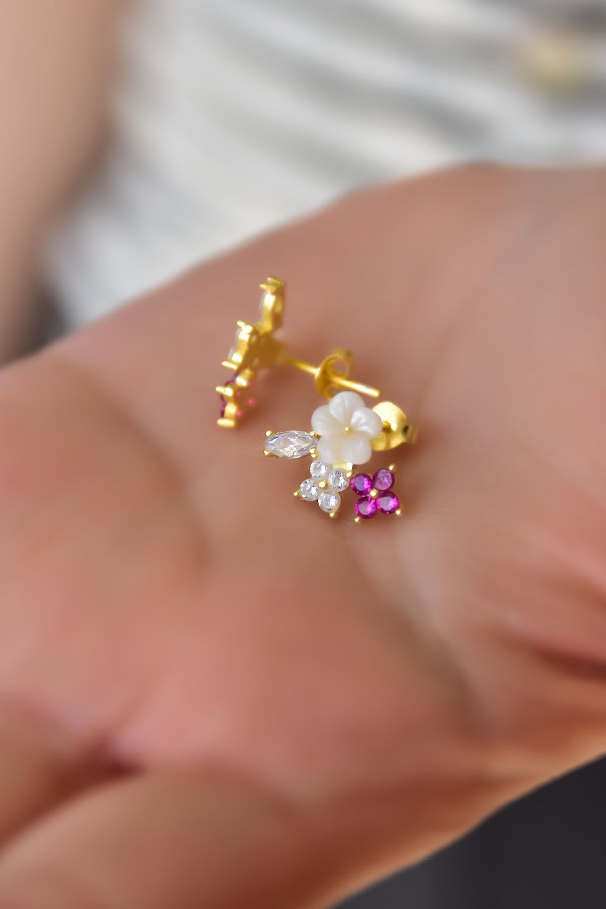 925 Ayar Gümüş Gold Kaplama Sedef Manolya Fuşya Beyaz Taşlı Yonca Çiçek Küpe