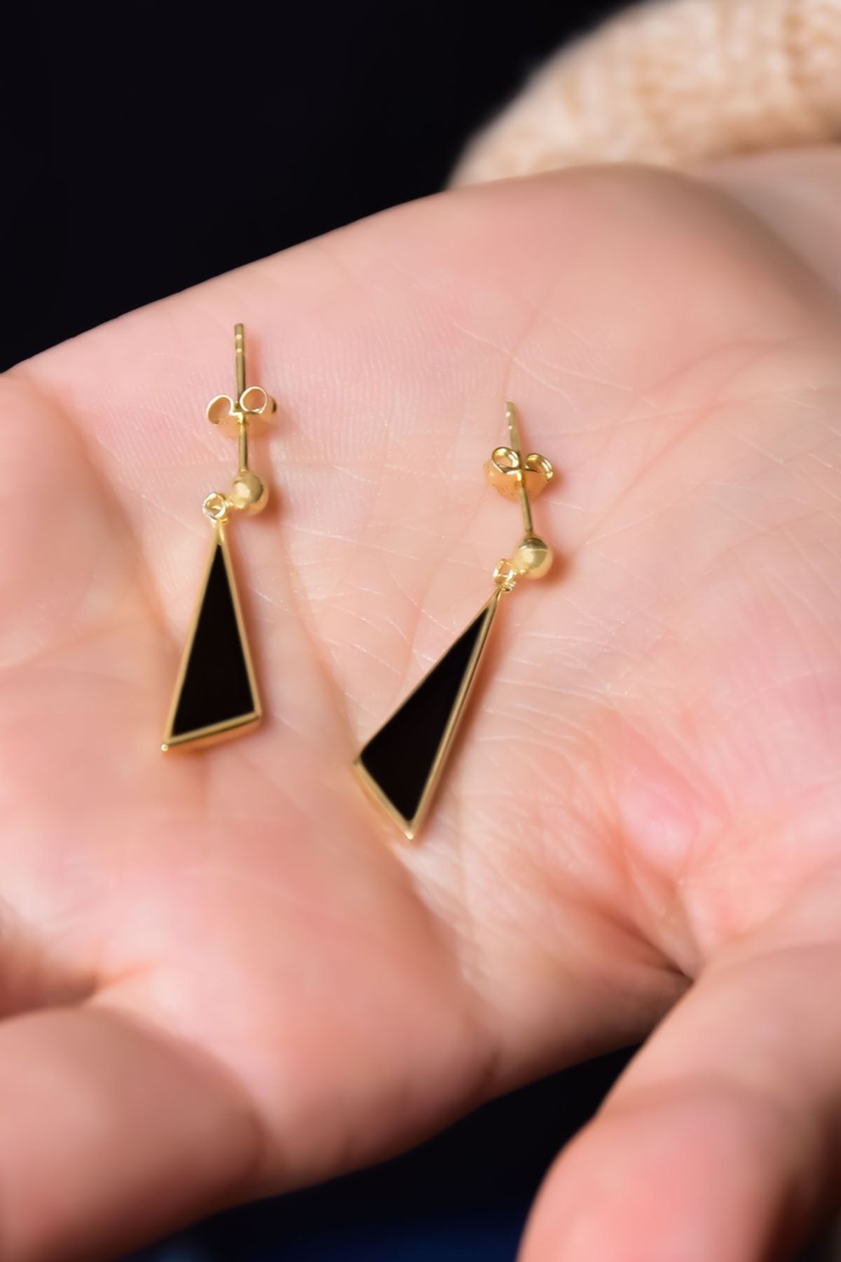 925 Ayar Gümüş Gold Kaplama Siyah Mineli Geometrik Şekilli Küpe