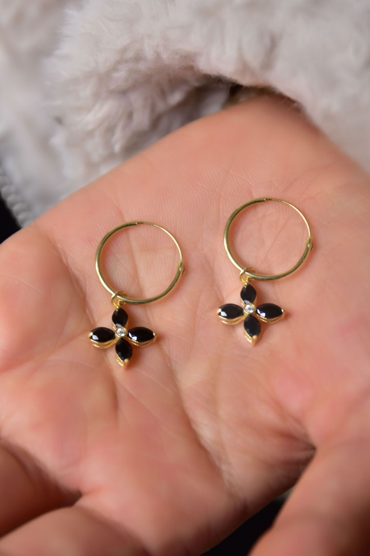 925 Ayar Gümüş Gold Kaplama Siyah Zirkon Taşlı Plumeria Halka Küpe