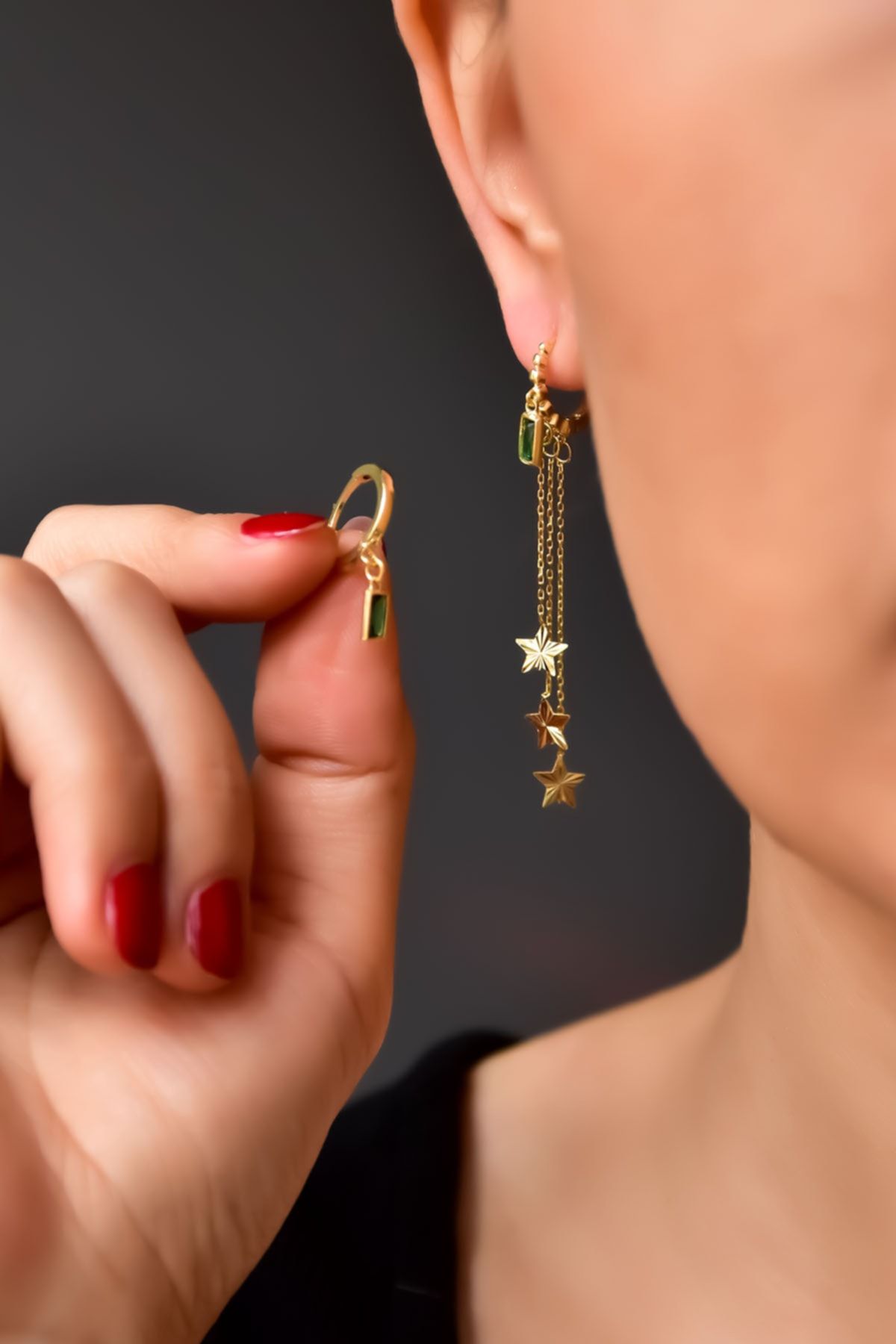 925 Ayar Gümüş Gold Kaplama Tekli Üçlü Zincir Yıldız Ve Yeşil Baget Taşlı Halka Küpe