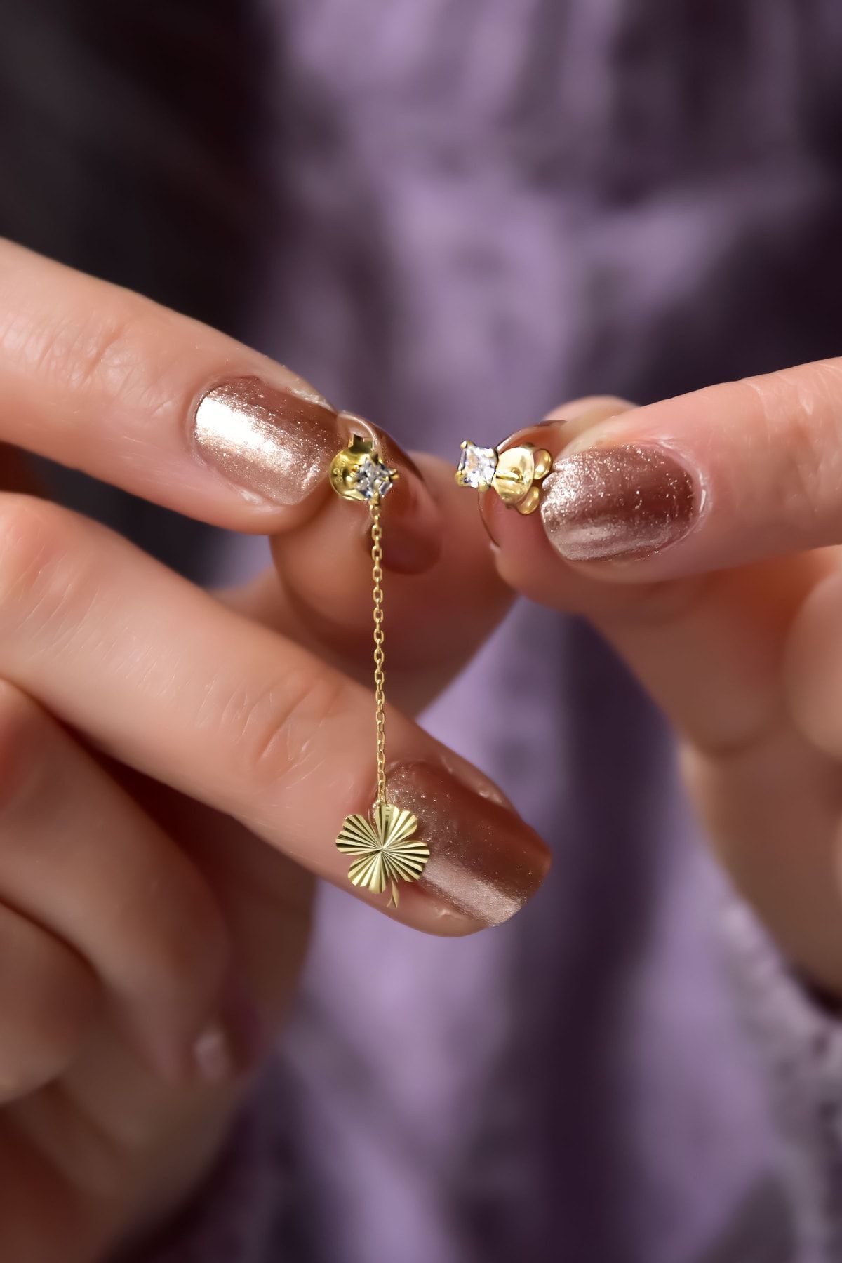 925 Ayar Gümüş Gold Kaplama Tektaş Zincirli Kalemli Yonca Ve Tektaş Küpe