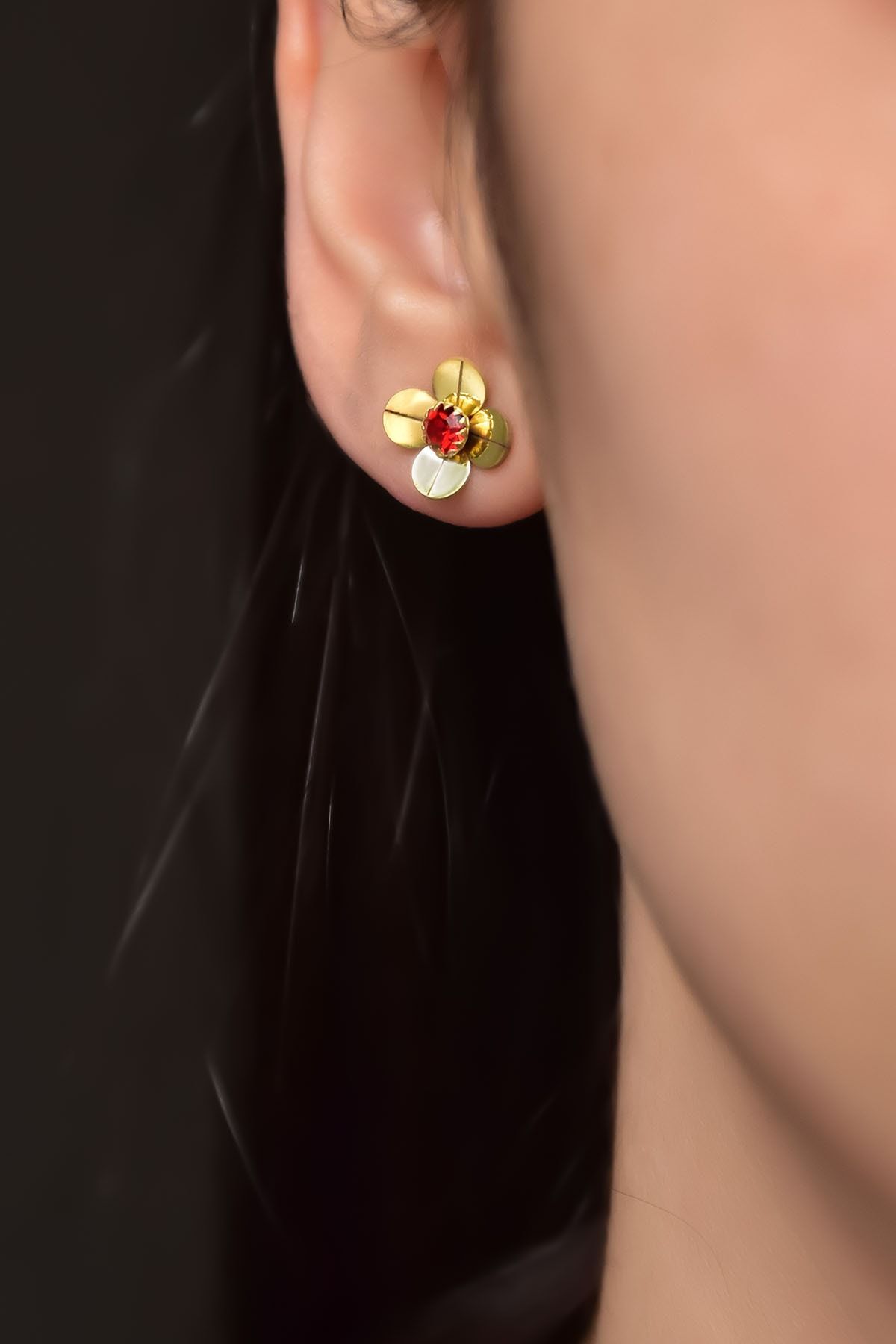 925 Ayar Gümüş Gold Kaplama Temmuz Ayı Doğum Taşlı Frezya Çiçeği Küpe