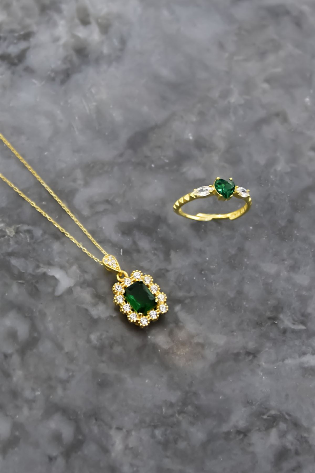 925 Ayar Gümüş Gold Kaplama Yeşim Renkli Taş Tepelikli Kare Tasarım Kolye Ve Kalp Yüzük Set