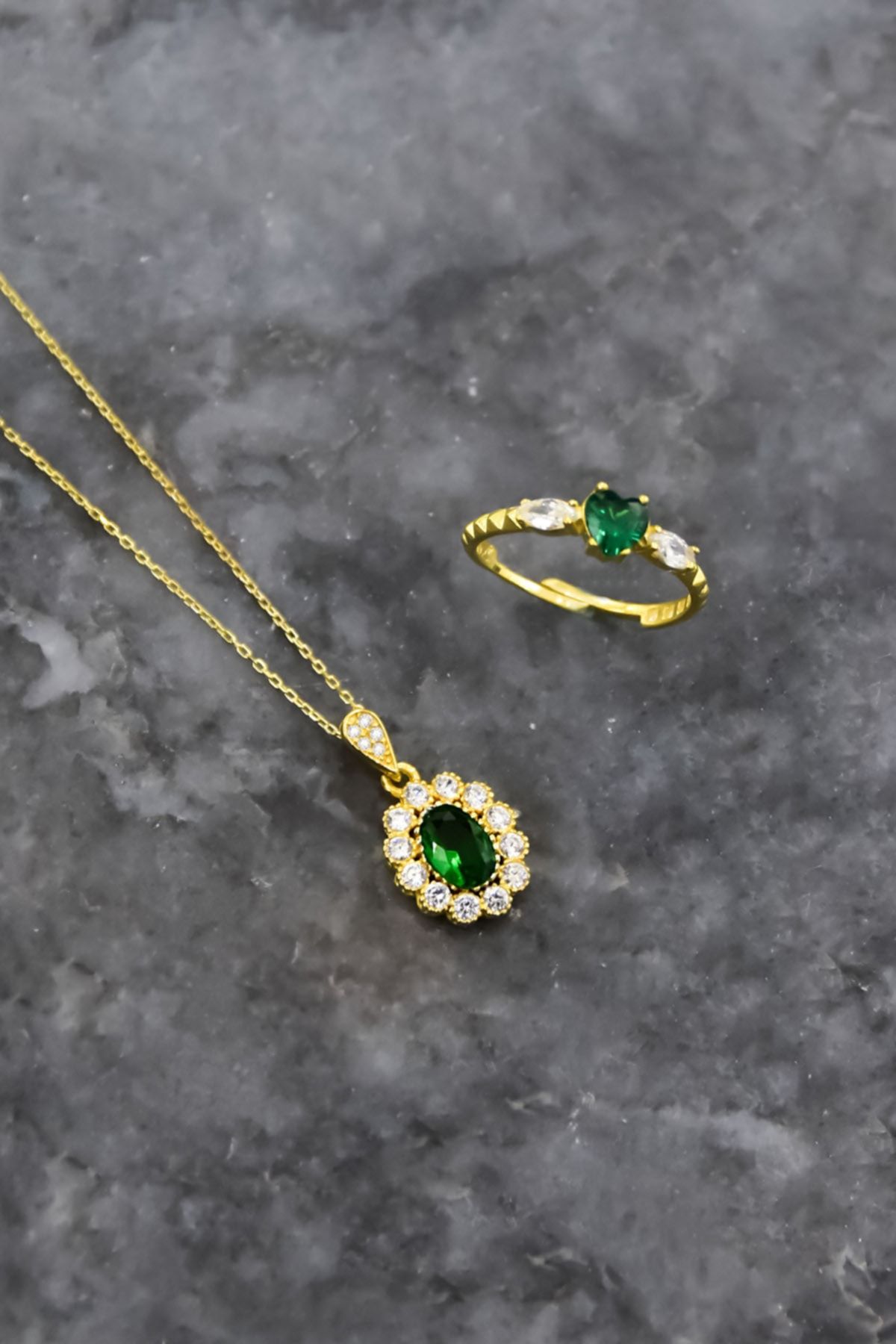 925 Ayar Gümüş Gold Kaplama Yeşim Renkli Taş Tepelikli Oval Tasarım Kolye Ve Kalp Yüzük Set