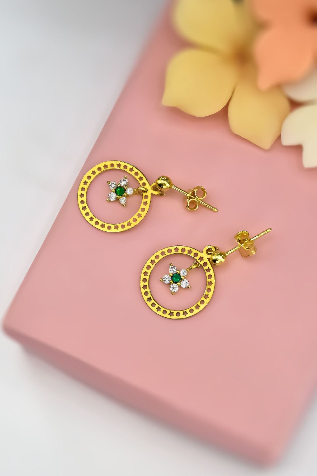 925 Ayar Gümüş Gold Kaplama Yıldız Çember, Mini Yeşil Taşlı Çiçek Sallantılı Küpe