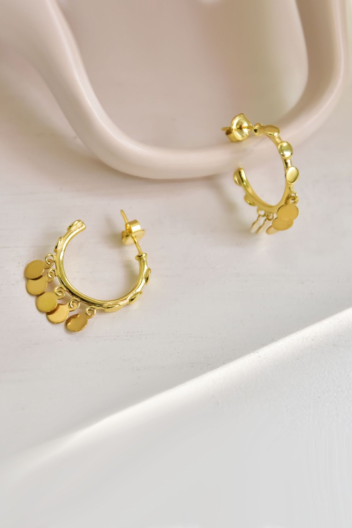 925 Ayar Gümüş Gold Kaplama Yuvarlak Pullu Sallantılı Shakira Tasarım Halka Küpe