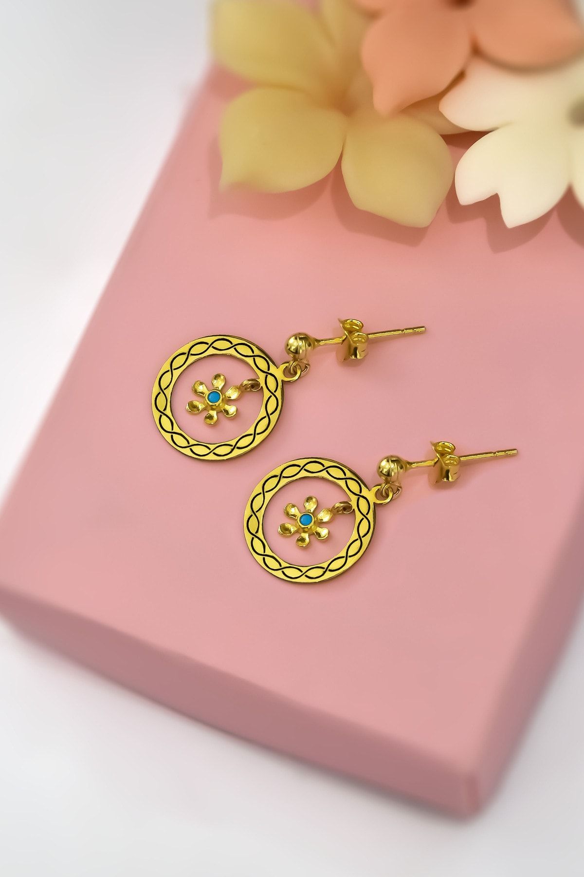 925 Ayar Gümüş Gold Kaplama Zincir Desenli Çember, Mini Papatya Sallantılı Küpe