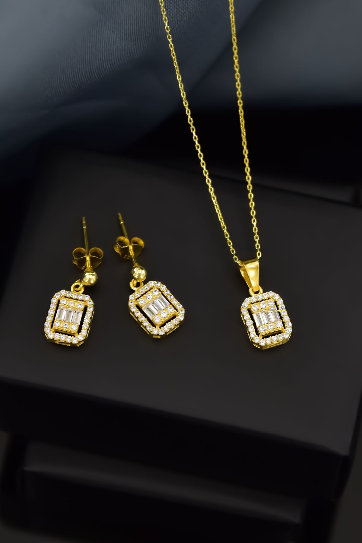 925 Ayar Gümüş Gold Kaplama Zirkon Baget Taşlı Çivili Küpe Ve Tepelikli Baget Kare Taş Kolye Set