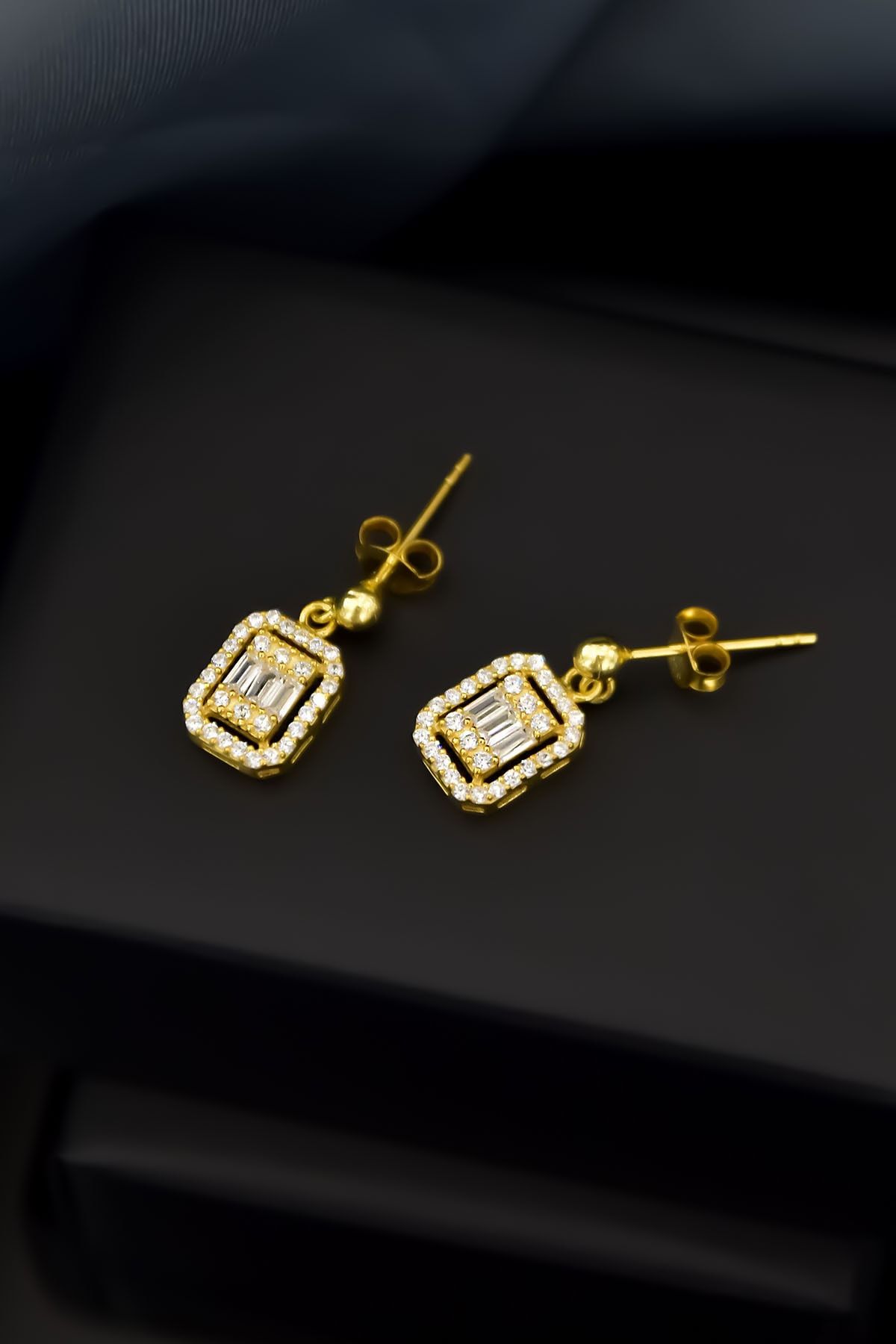 925 Ayar Gümüş Gold Kaplama Zirkon Kare Baget Taşlı Çivili Küpe